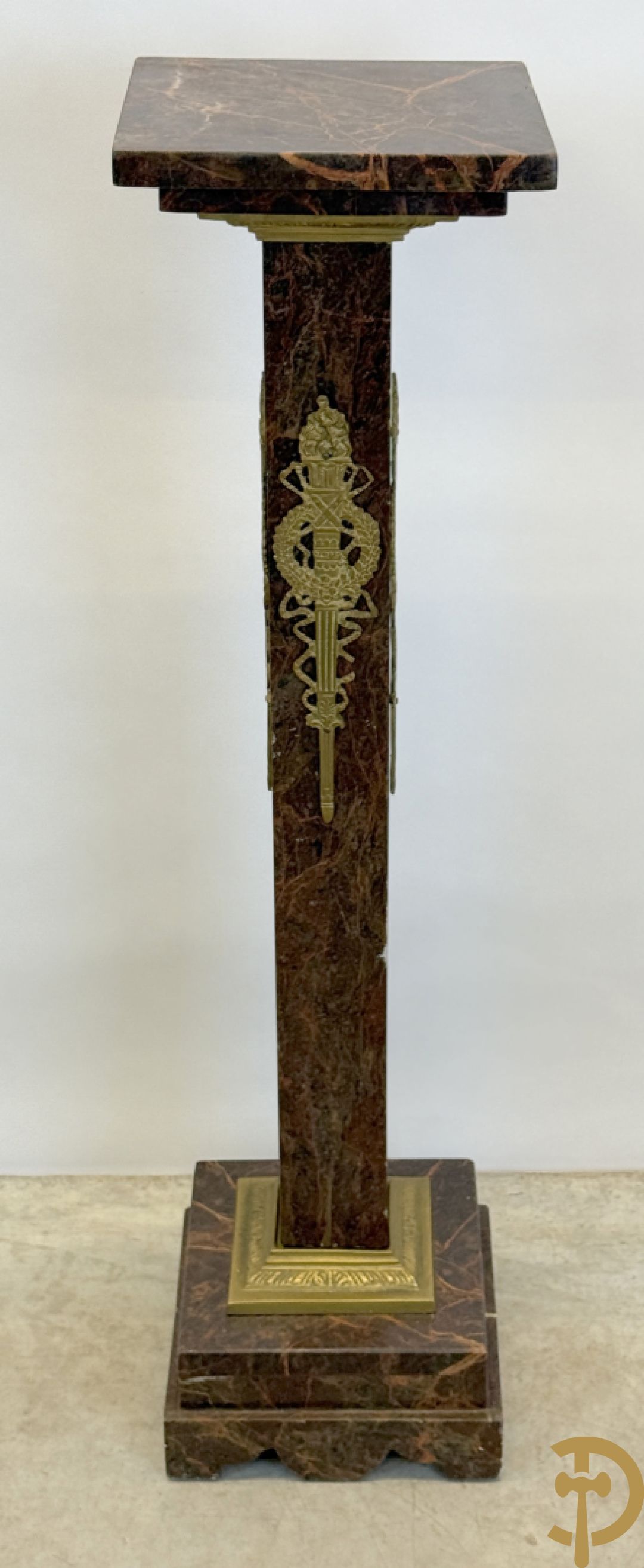 Bruin geaderde marmeren zuil met bronzen ornamenten
