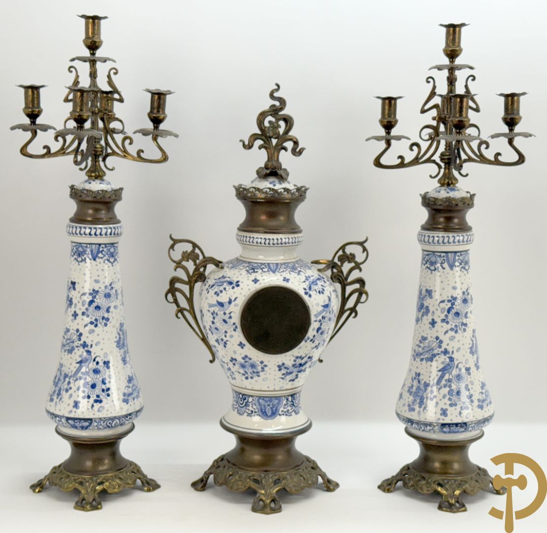 Driedelige garnituur met faience in Delftse stijl en bezet met koperen Jugendstil kandelaars, rond 1900