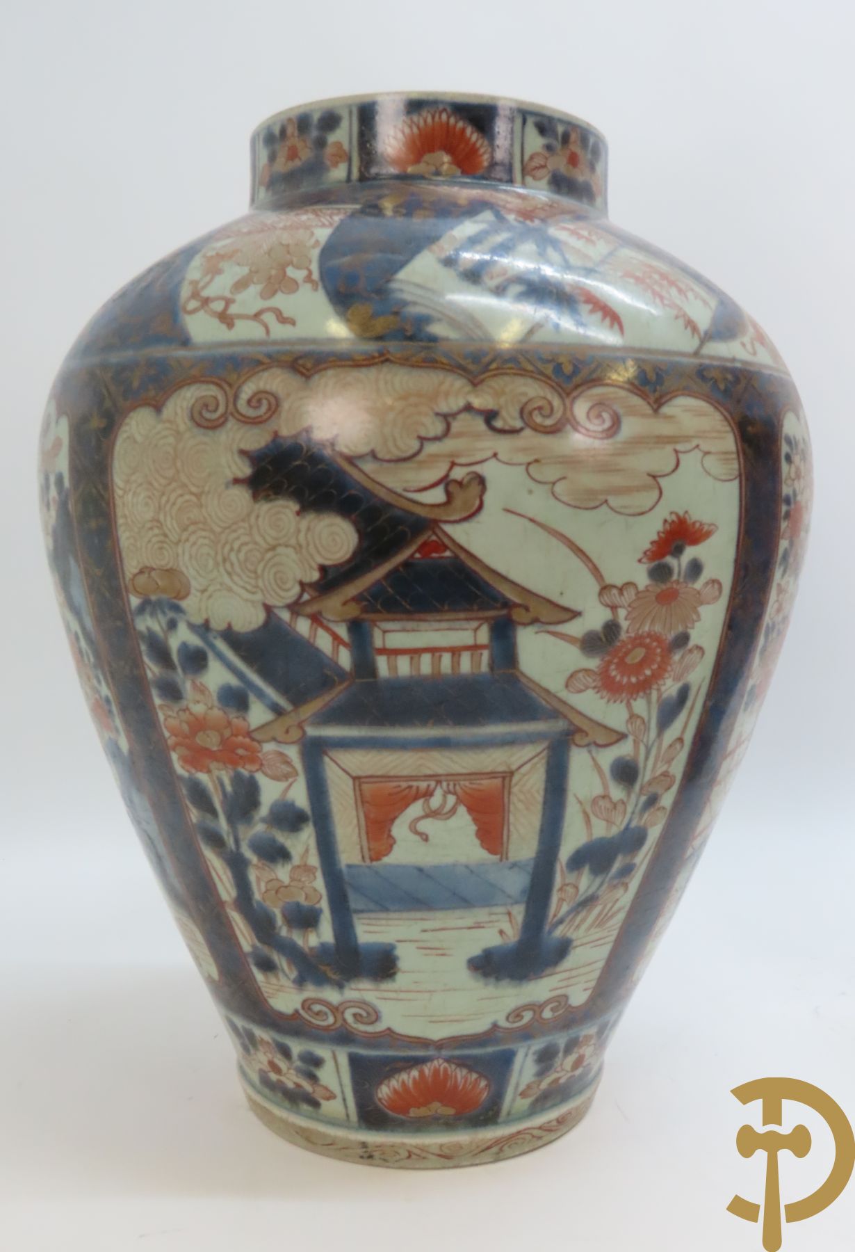 Japanse Imari potiche met geanimeerd landschapsdecor en geisha