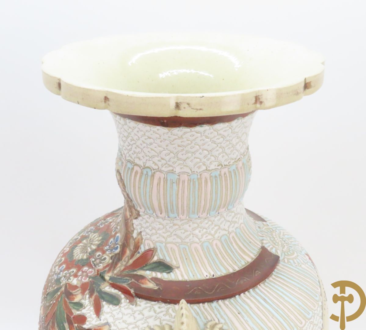 Paar Japanse Satsumat vazen met kijgerdecor en geanimeerde scènes, zijdelings met vogels bezet