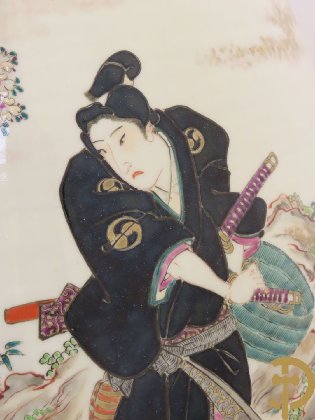 Japanse porseleinen waaiervaas met decor van geisha en krijger, bovenaan met florale motieven