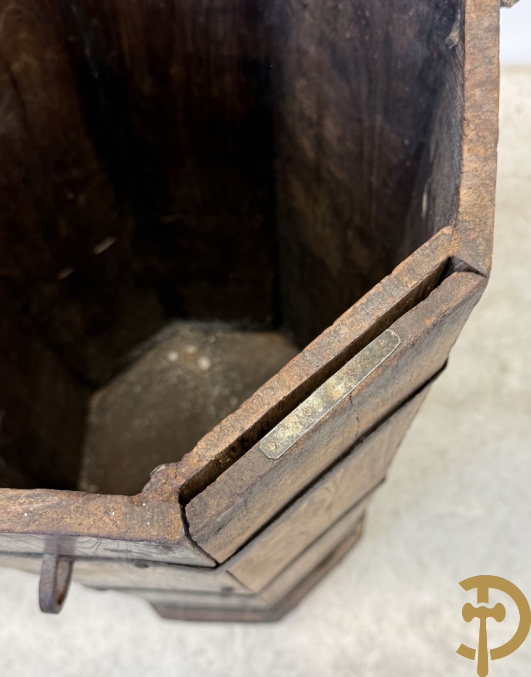 Achthoekig eiken opbergmeubel met smeedijzeren hengsels en geheime ruimte onderaan