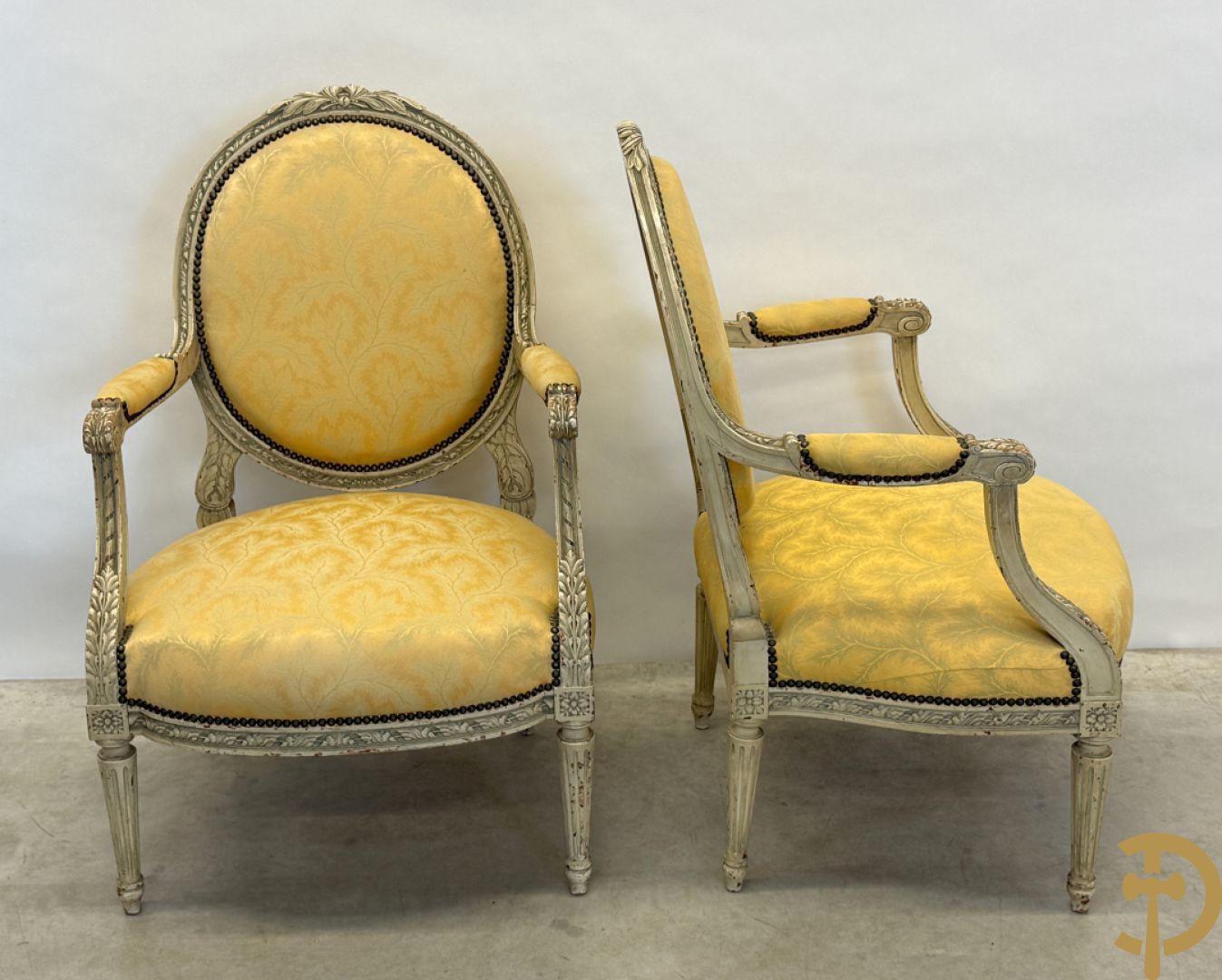 Salonensemble met rocailles, bloemenmotieven en gecanneleerde poten bestaande uit canapé, 2 armzetels en 2 stoelen