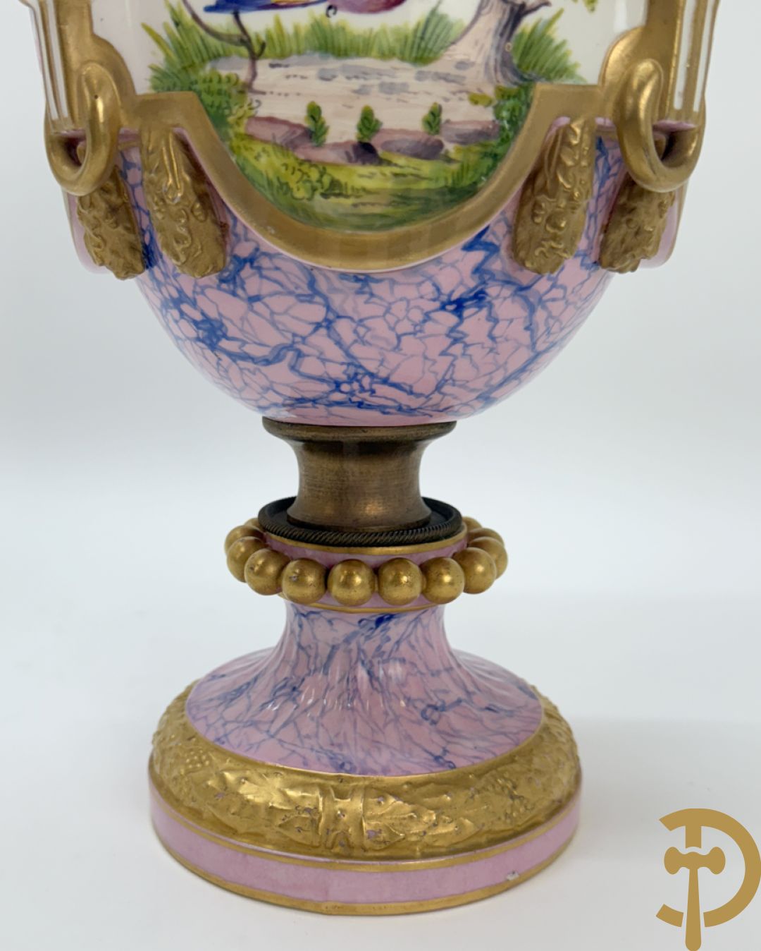 Franse porseleinen dekselpotiche bezet met decor van vogelmotieven en Louis XVI strikken, FB gemerkt