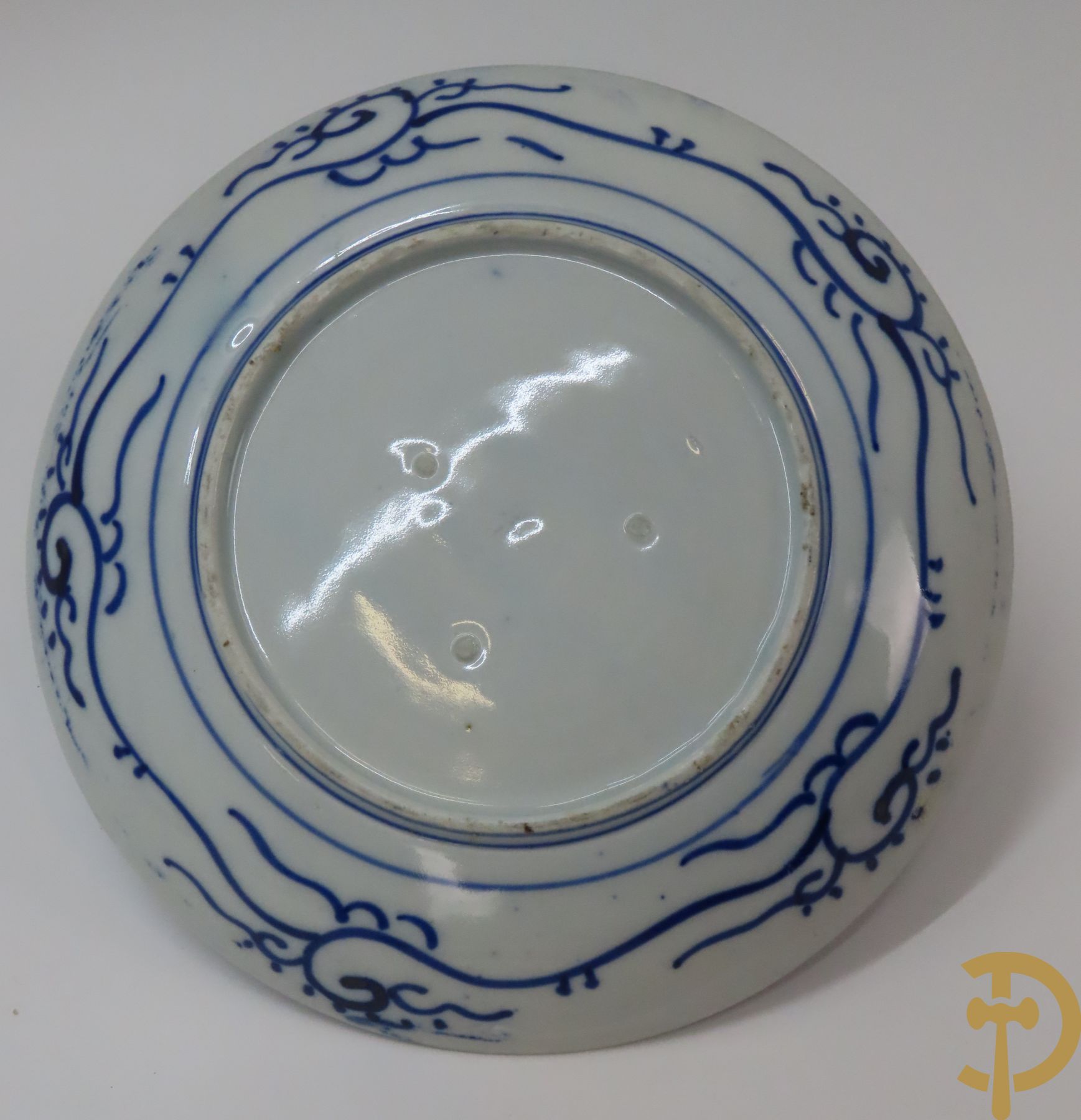 Acht Chinese porseleinen borden w.o. blauw/wit met bloemendecor, 2 blauw/witte borden, 2 Imari borden (1 met ster), 2 porseleinen borden met decor van bloemen in landschap en octagonaal bord