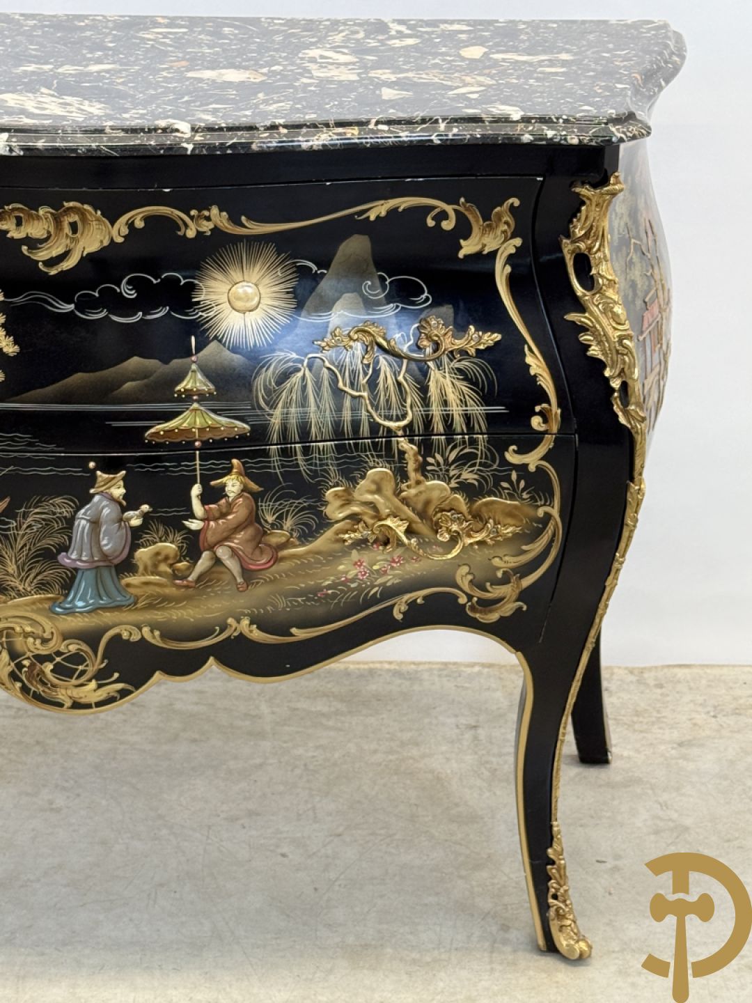 Zwartgelakte gebuikte tweeladencommode met Chinoiserie decor en marmeren blad