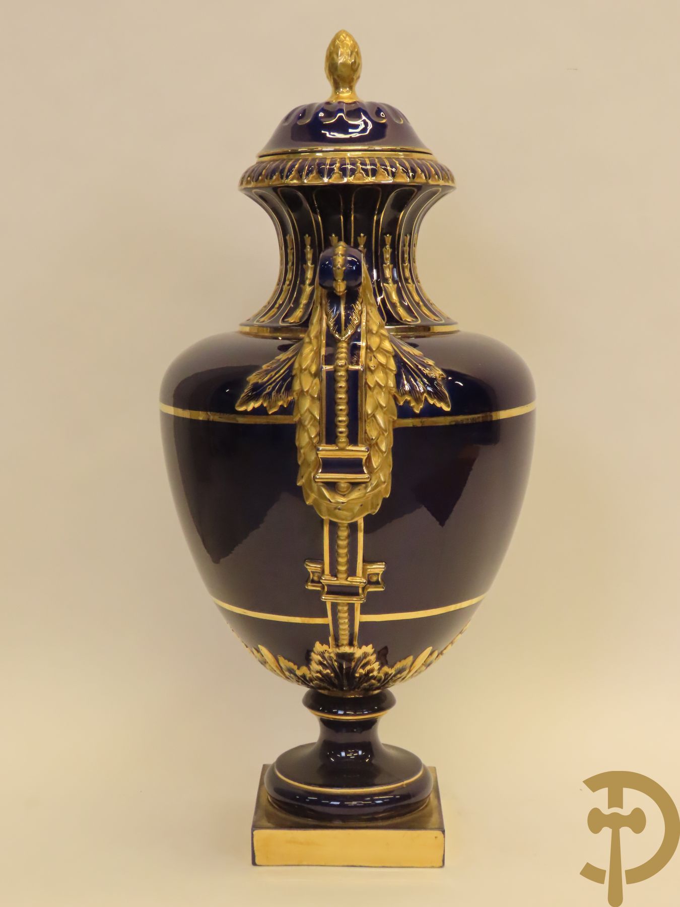 Grote kobaltblauwe porseleinen siervaas met deksel en accanthusranken opzij