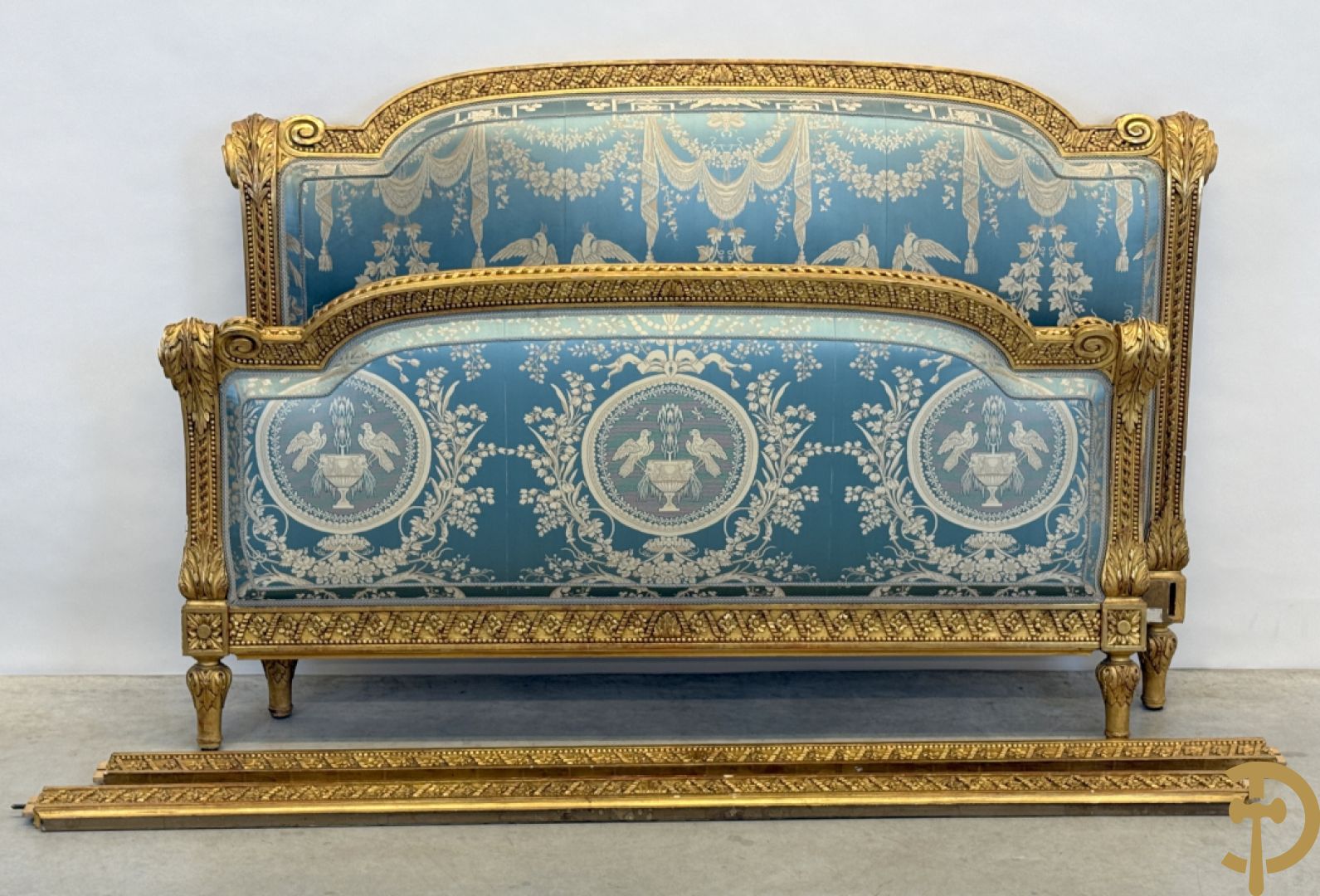 Verguld afgebogen Louis XVI bed met accanthusranken en voluutvormige ornamenten, mooi gestoffeerd met florale motieven