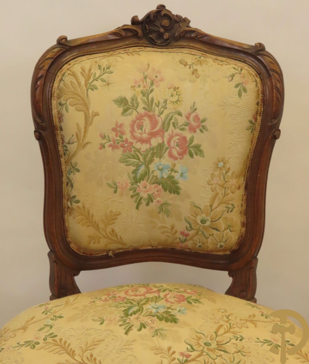 Vijfdelig Louis XV salonensemble in beuk bestaande uit tweezit, 2 armzetels en 2 stoelen