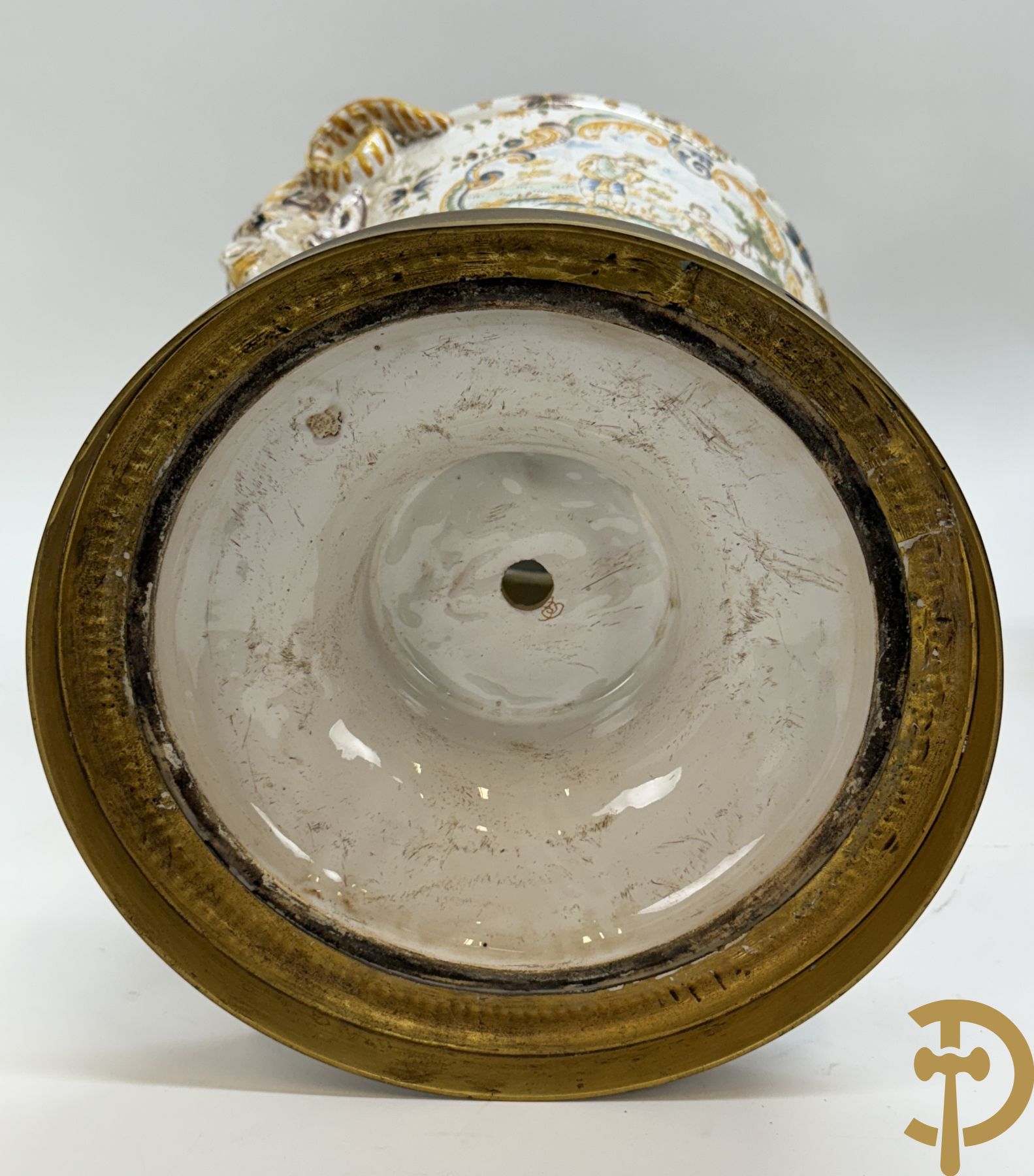 Paar Italiaanse meerkleurige dekselpotiches met geanimeerd decor en gehoornde kopen