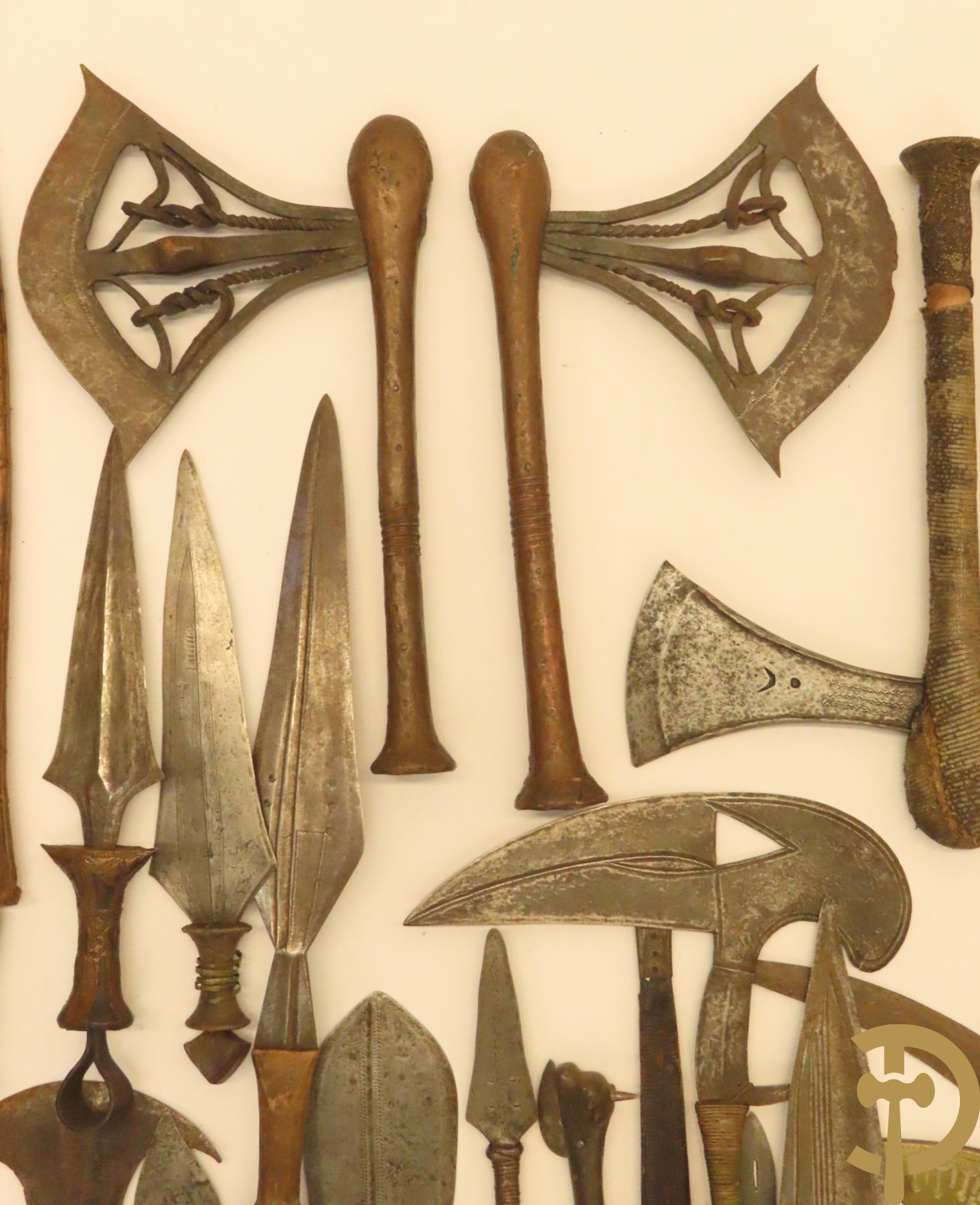 Verzameling mooi bewerkte Afrikaanse machetes, messen, speren, bijlen e.a.
