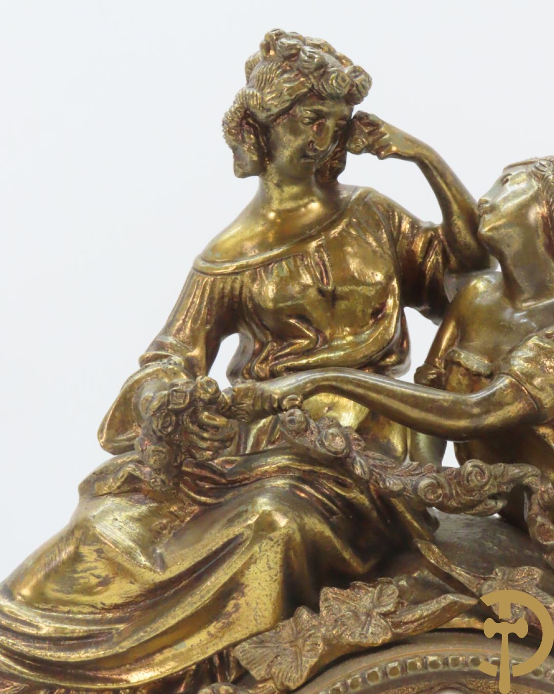 Driedelige bronzen garnituur bestaande uit pendule met 2 dames bovenaan, geflankeerd door paar zesarmige kandelaars