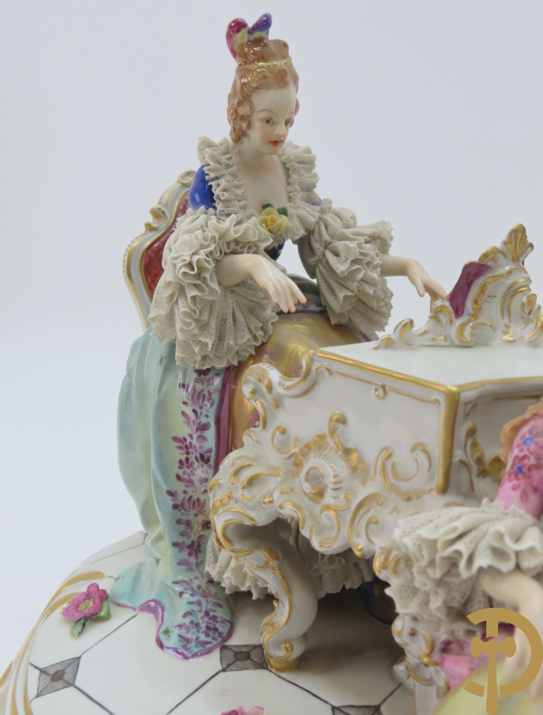 Grote gekleurde porseleinen geanimeerde groep met 7 muziekspelers