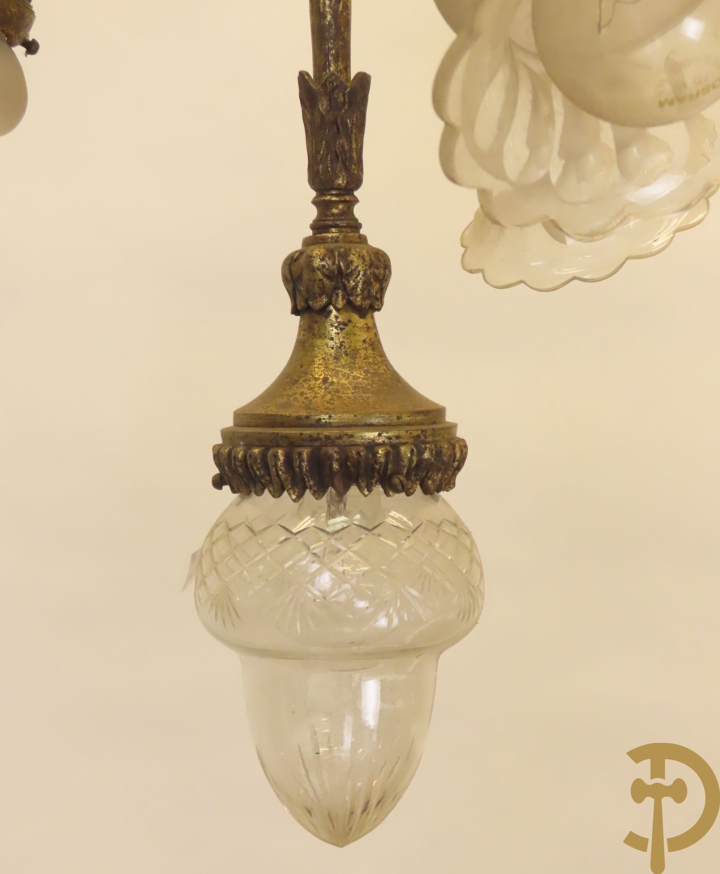 Paar bronzen vierarmige luchters met accanthusranken