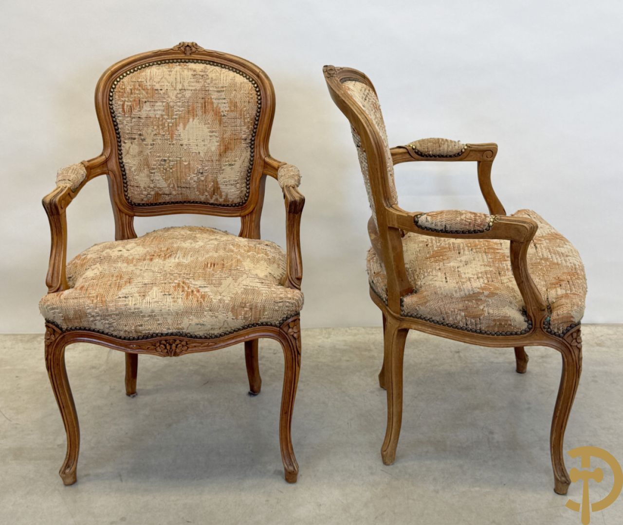 Paar Louis XV armzetels en 4 Louis XV stoelen