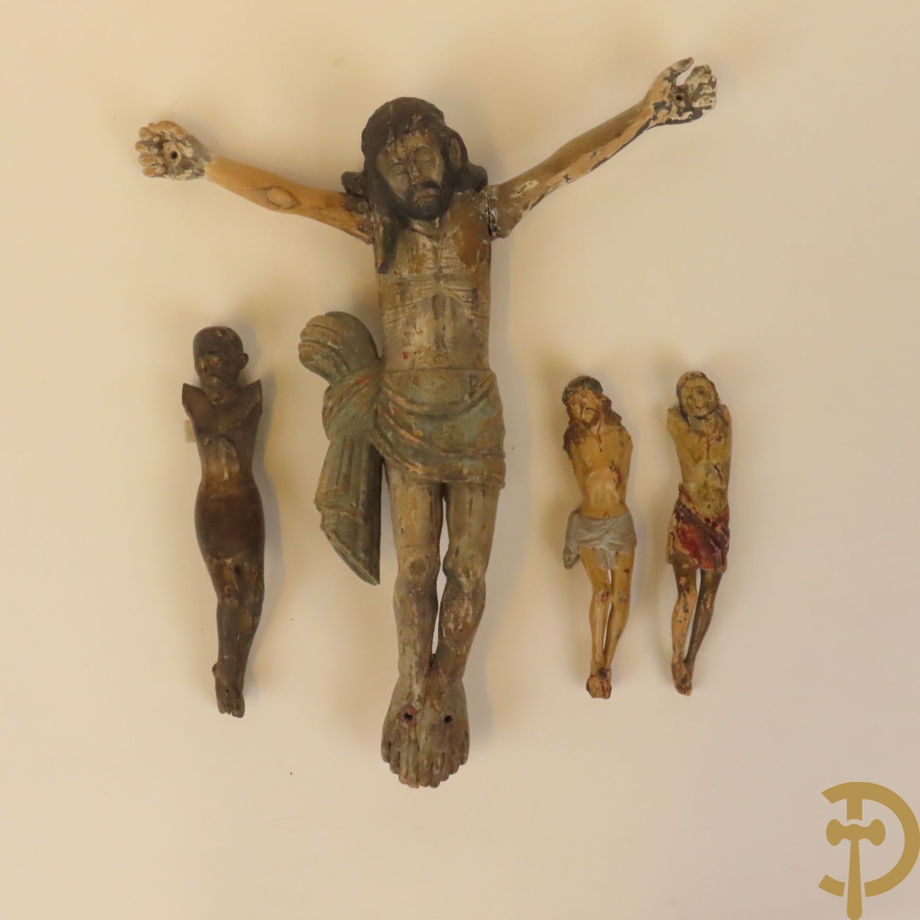 Vier houtgesculpteerde corpussen