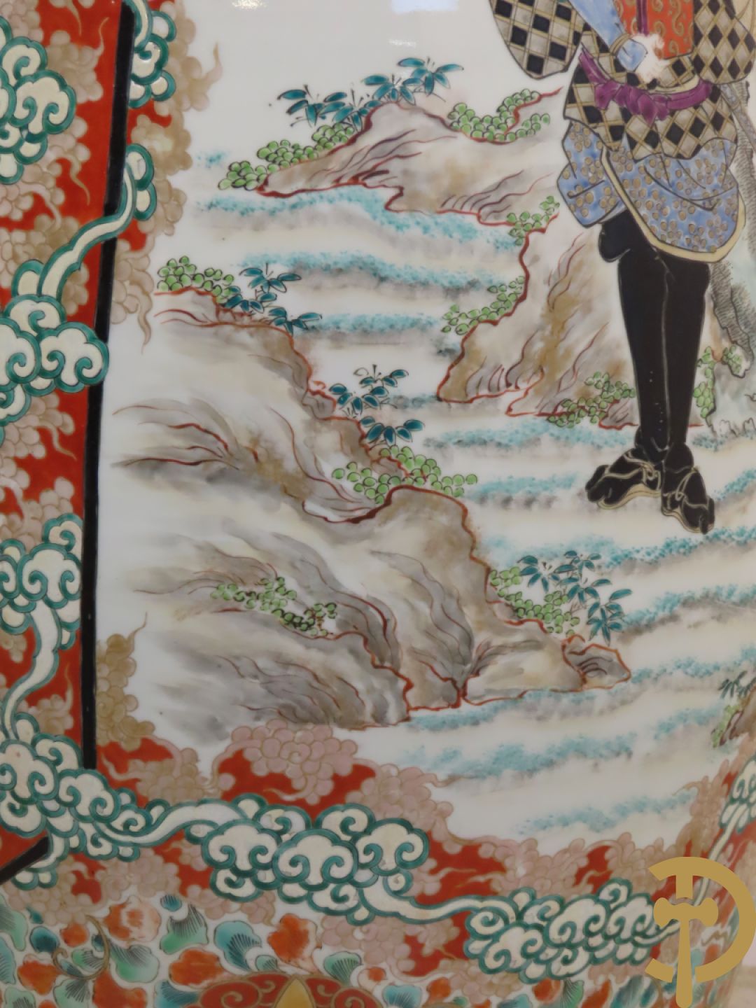 Japanse porseleinen waaiervaas met decor van geisha en krijger, bovenaan met florale motieven