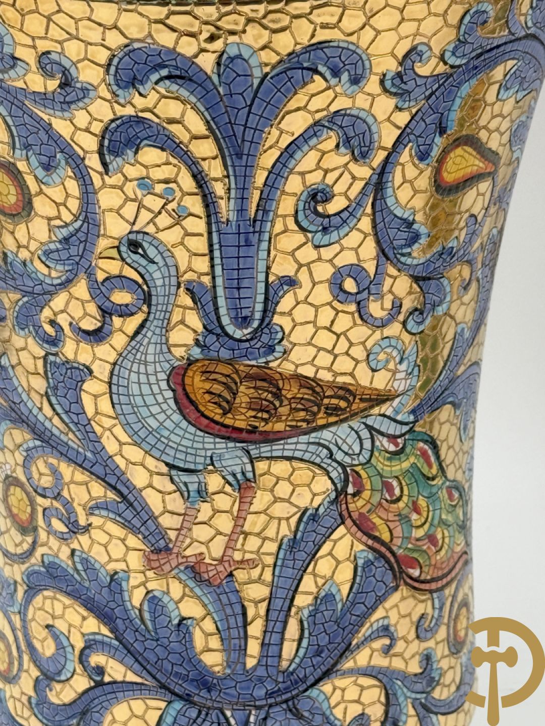 Twee Italiaanse vazen met verguld decor van personages en bloemenranken, Maioliche Deruta Italy 10005/45 en 10005/47