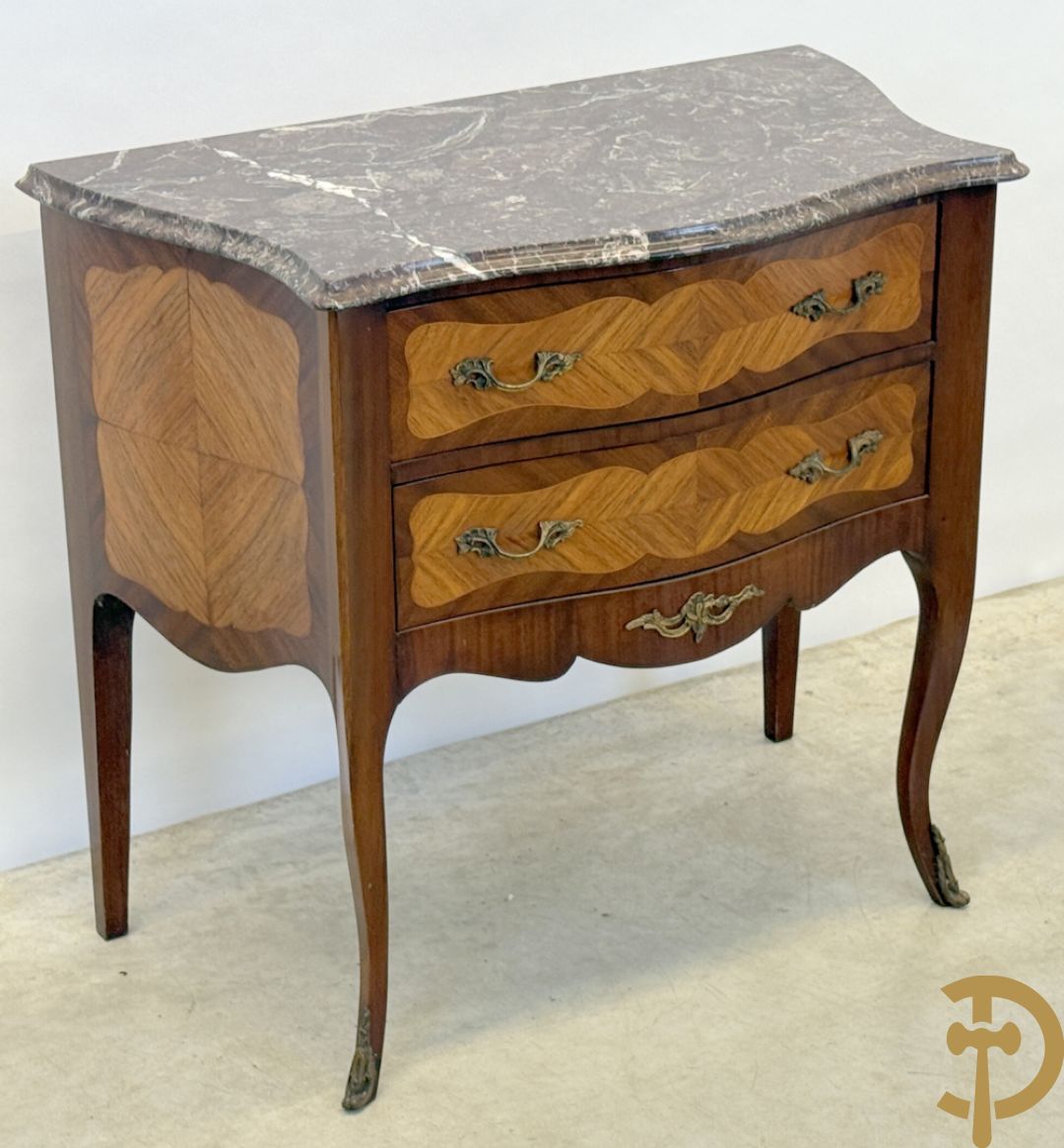 Notelaren tweeladencommode met bronsbeslag en grijs marmeren blad op voluutvormige poten