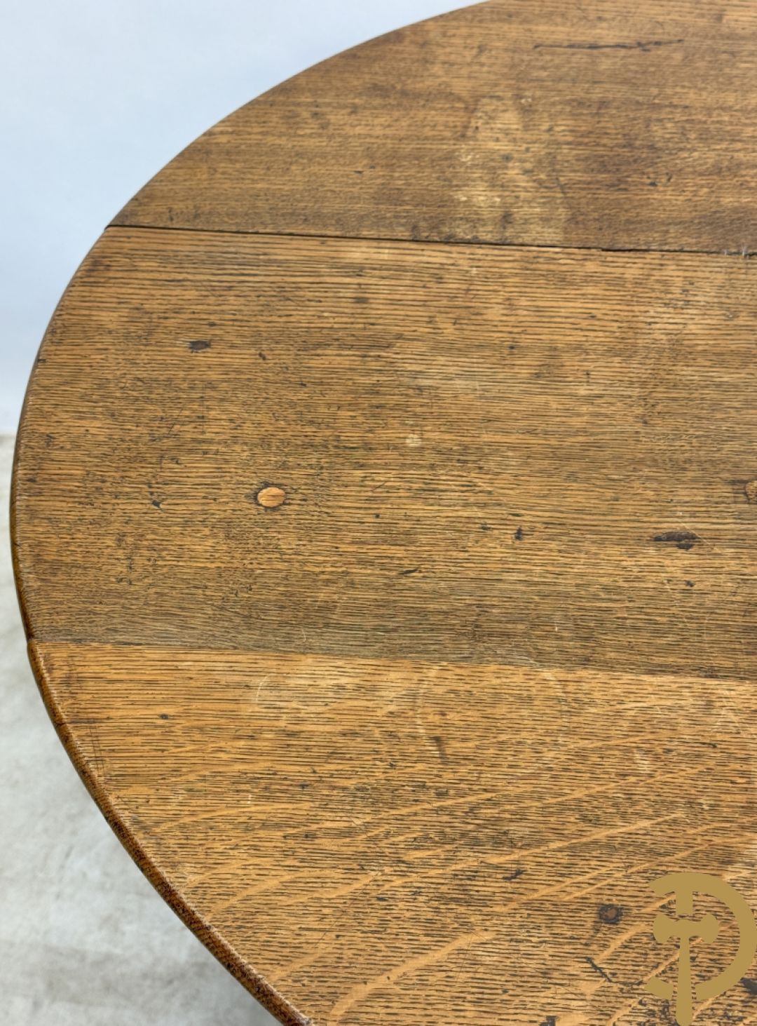 Engelse eiken ronde kantelbare flaptafel op Queen Anne poten + eiken bijzettafel op driepikkel