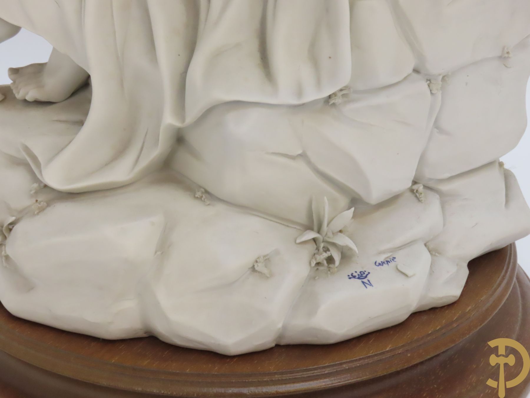 Drie beelden in Capo di Monte porselein : dame met lang haar, jongeman met vis en koppel op bank