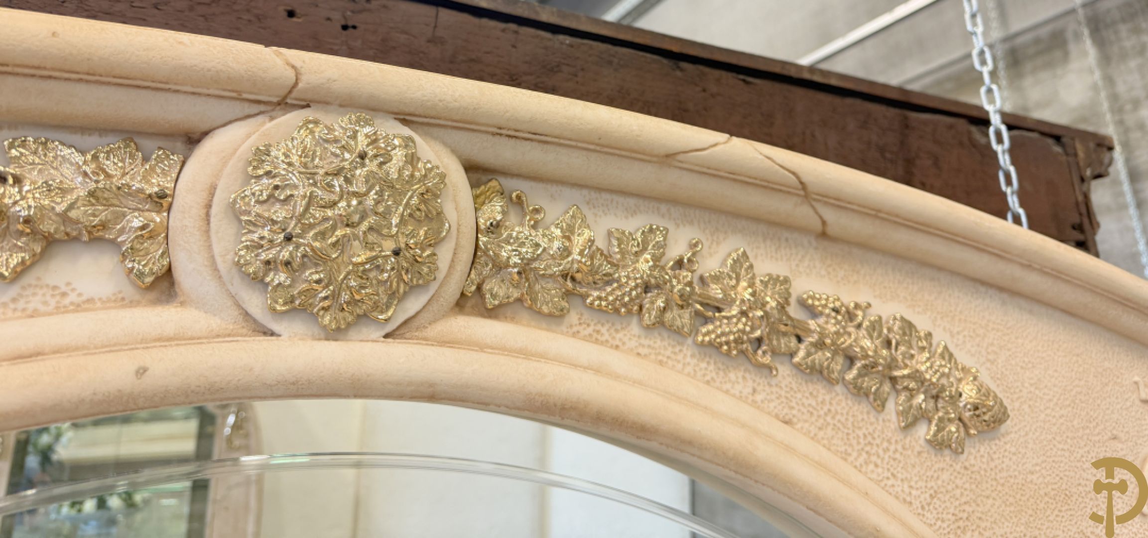 Uitzonderlijke eetkamer bestaande uit dressoir met 4 deuren en 2 lades op voluutvormig onderstel met rocailles opzij en boven met spiegel + bijhorende vitrine + console + spiegel + tafel op voluutvormig onderstel + 6 bijhorende armzetels met koperen frame - uniek ontwerp door de firma Vidal Grau Spaanse makelij, begin jaren 