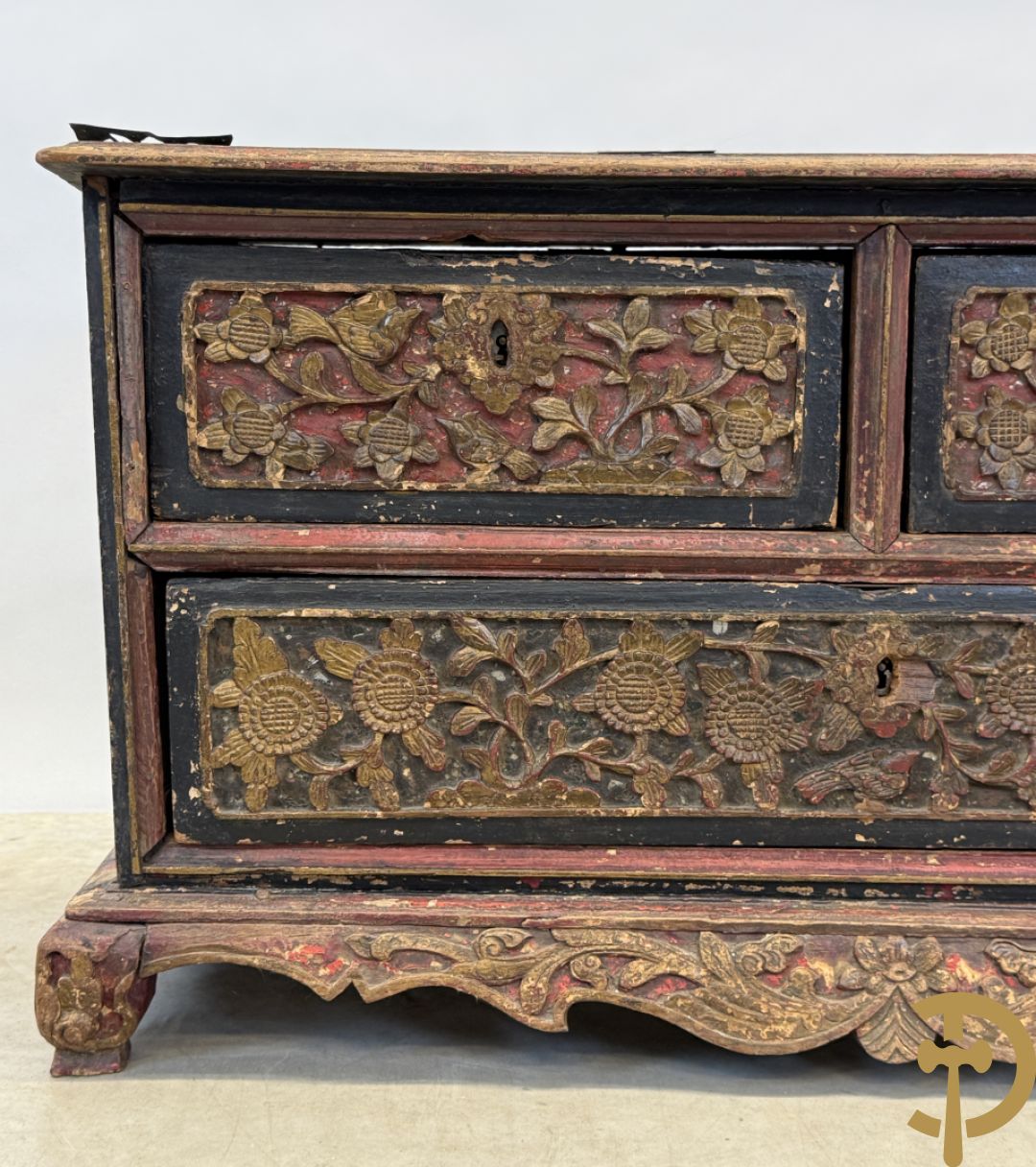 Indonesisch laag ladenkastje met sculptuur van accanthusranken en koperbeslag