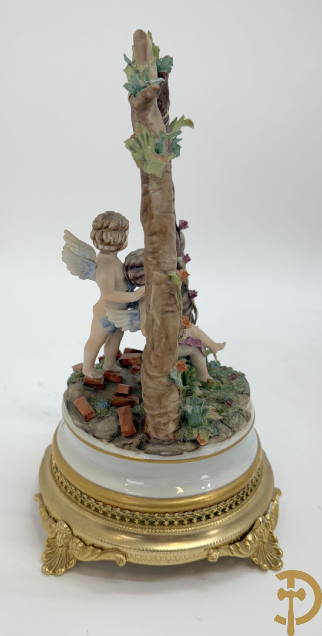 Zes porseleinen groepen Capo di Monte : Paarden met koets, oude man op bank, dame met kinderen, cupido