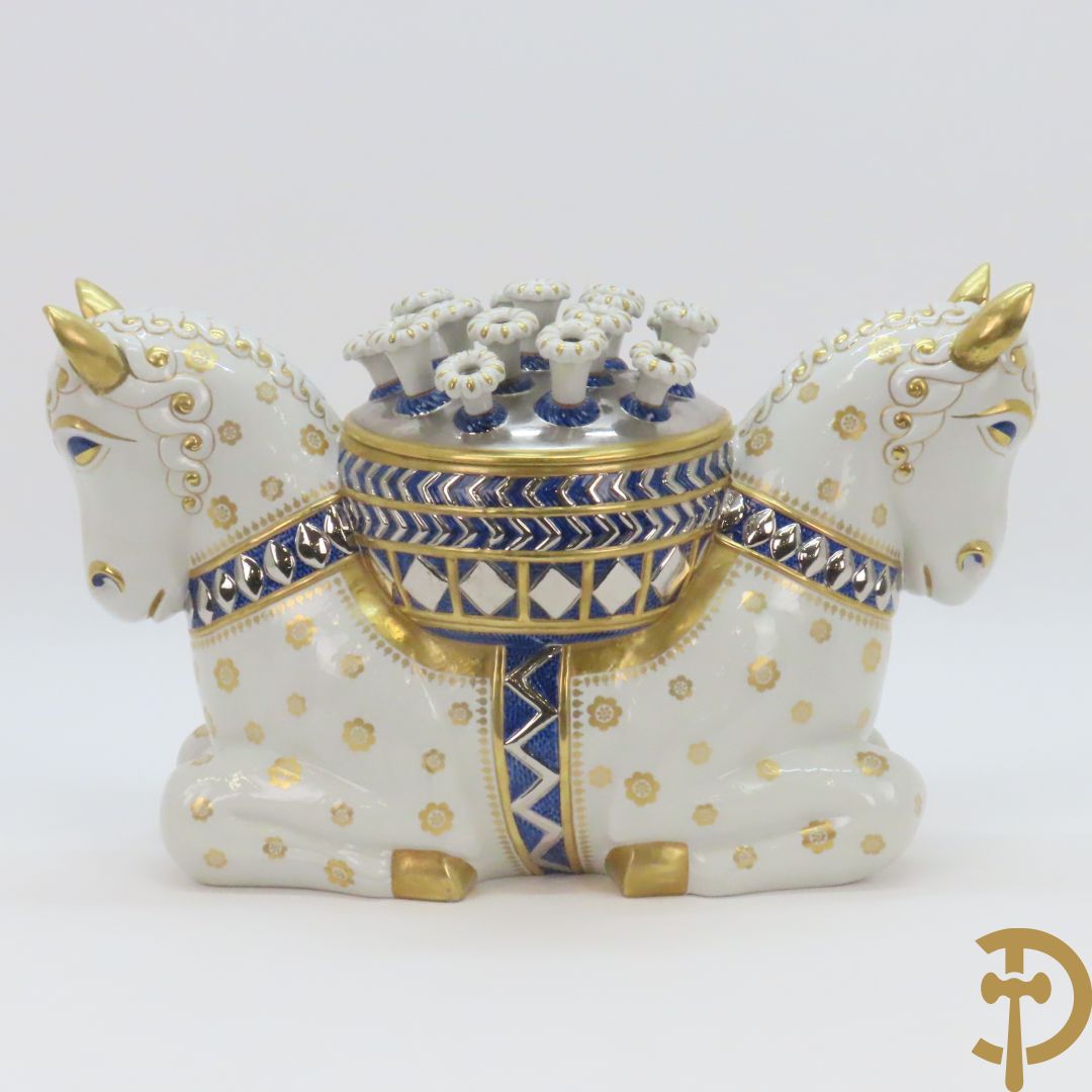 Keramieken beeld met 2 paardenkoppen, centraal met pique fleur, Italiaans, onderaan gemerkt Mangani