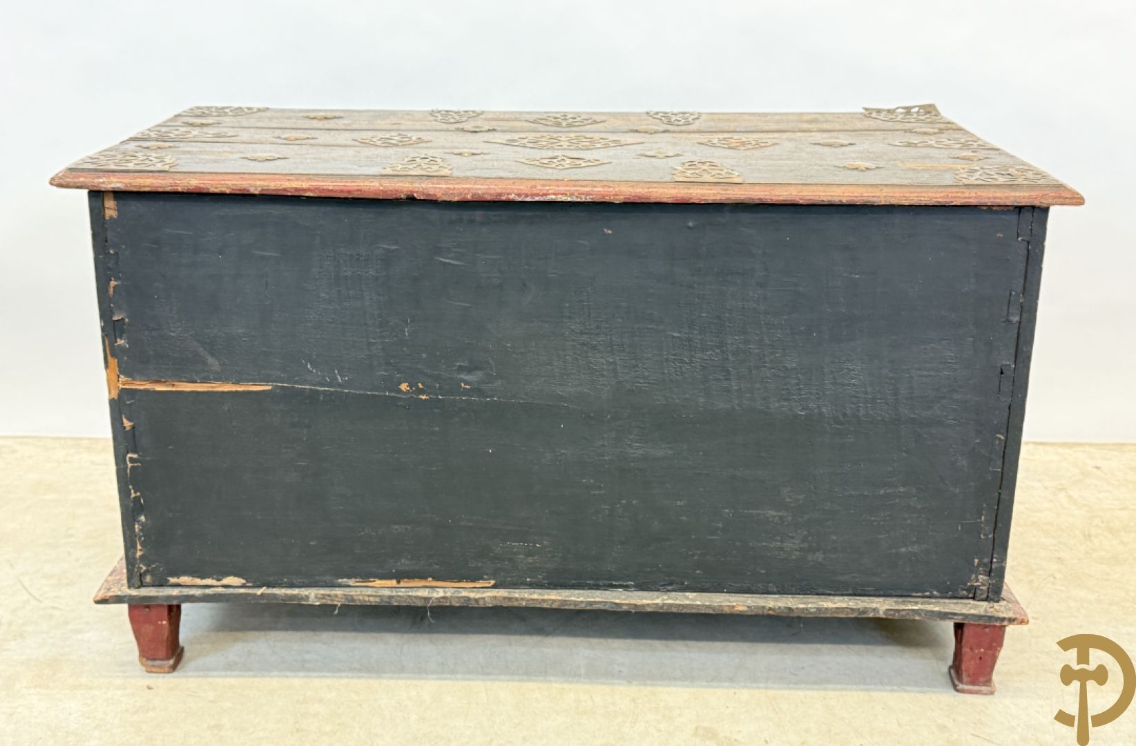 Indonesisch laag ladenkastje met sculptuur van accanthusranken en koperbeslag