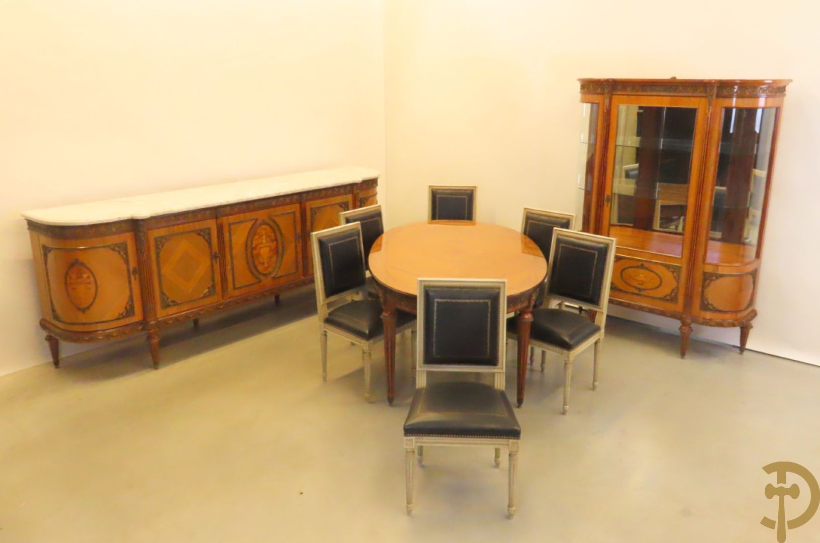 Notelaren eetkamer Louis XVI stijl bestaande uit vijfdeursdressoir met bloemenmarquetterie, bronsbeslag en wit marmeren blad, ovale uittrekbare tafel, 6 stoelen met leder bekleed en gegalbeerde vitrine met geslepen ruitjes