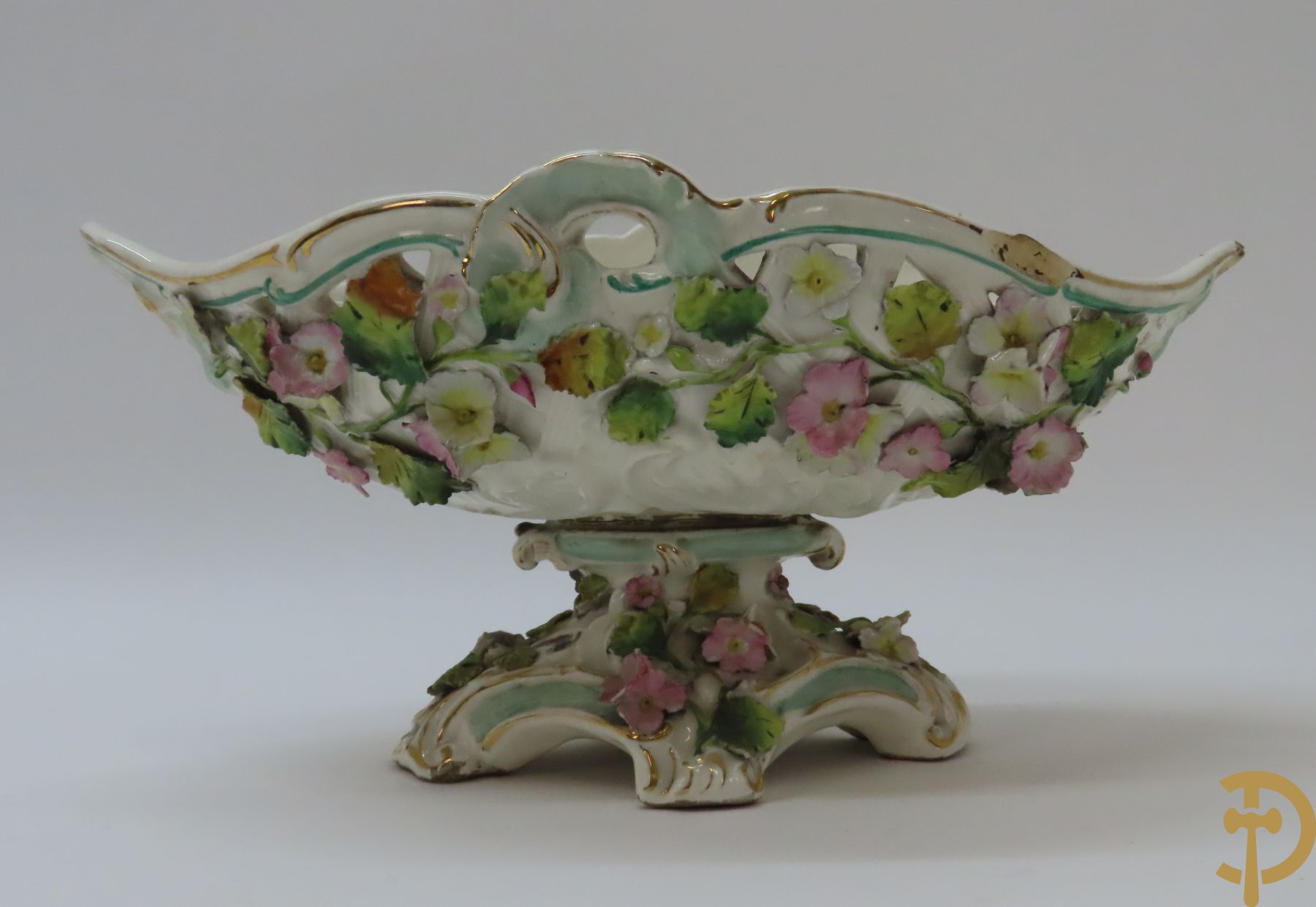 Porseleinen Franse cornetvaas geajoureerd met bloemenmotief, Vieux Paris + Vieux Paris coupe + porseleinen coupe met bloemenmotieven bezet