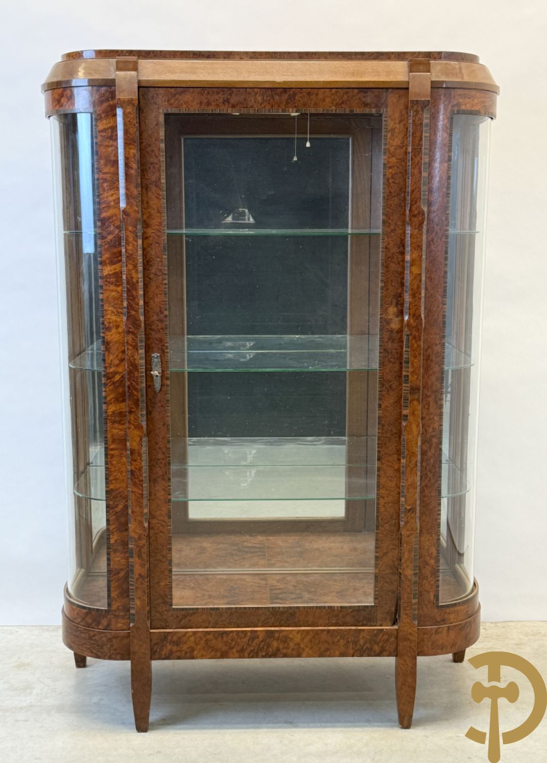 Wortelnotehouten vitrine met afgeronde zijkanten en inleg van palissander