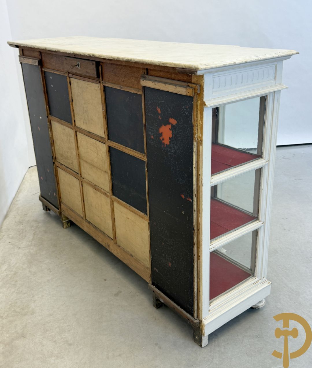 Louis XVI vitrine als toonbank met 2 deuren en 2 zijkanten - met wit marmeren blad