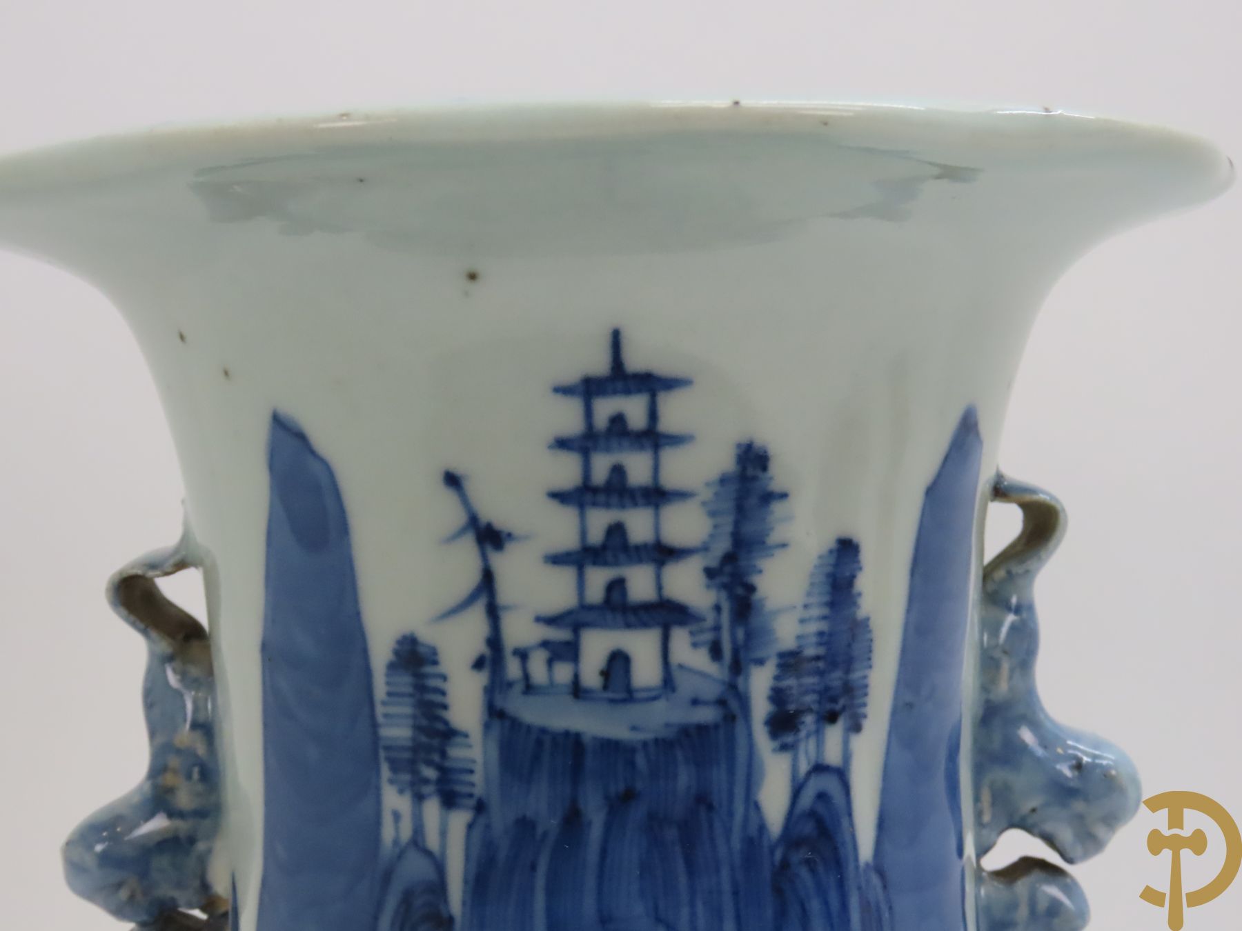 Chinese porseleinen vaas met geanimeerd blauw/wit landschapsdecor en huizenzicht