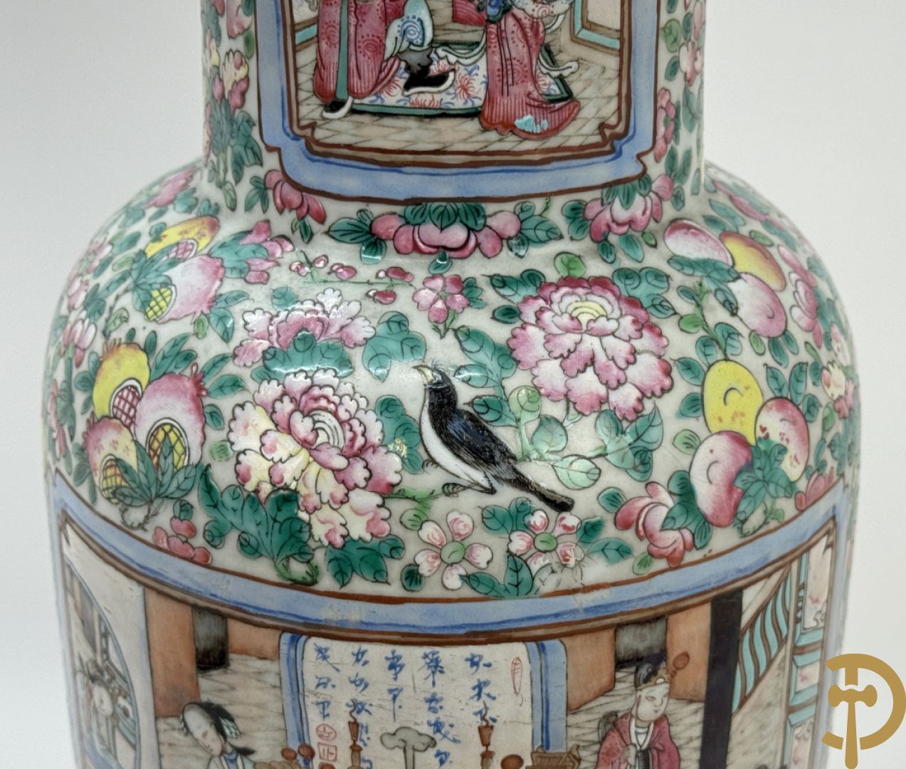 Chinese porseleinen vaas met geanimeerd decor en fond van bloemen, Kanton 19e