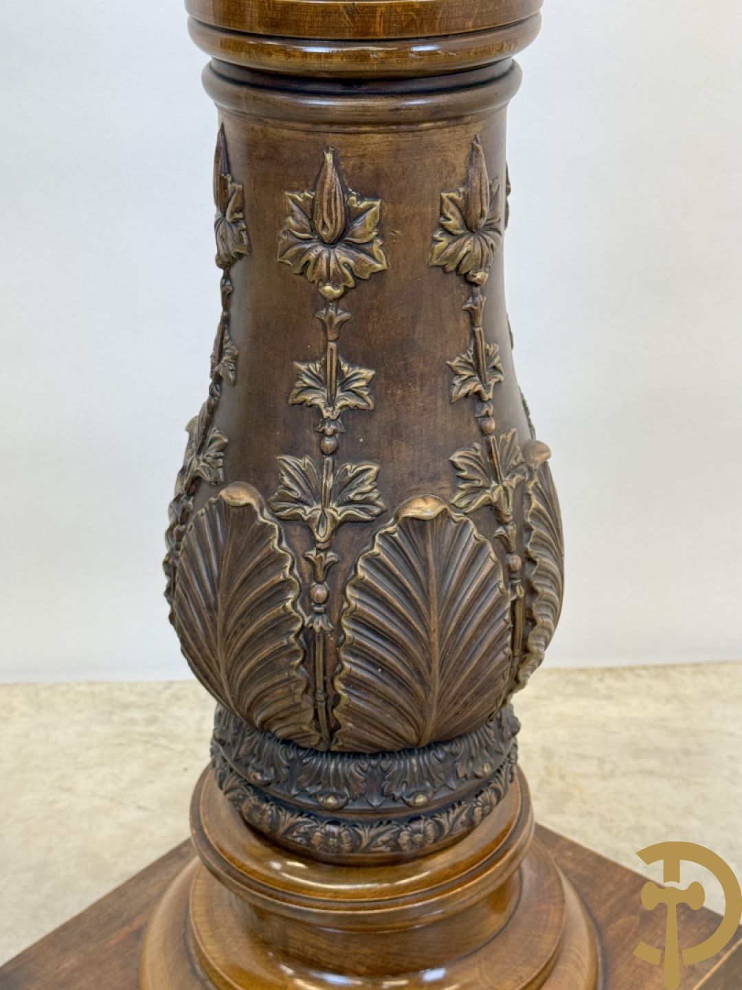 Gecanneleerde zuil met onderdelen in terra cotta bezet met basrelief van personages