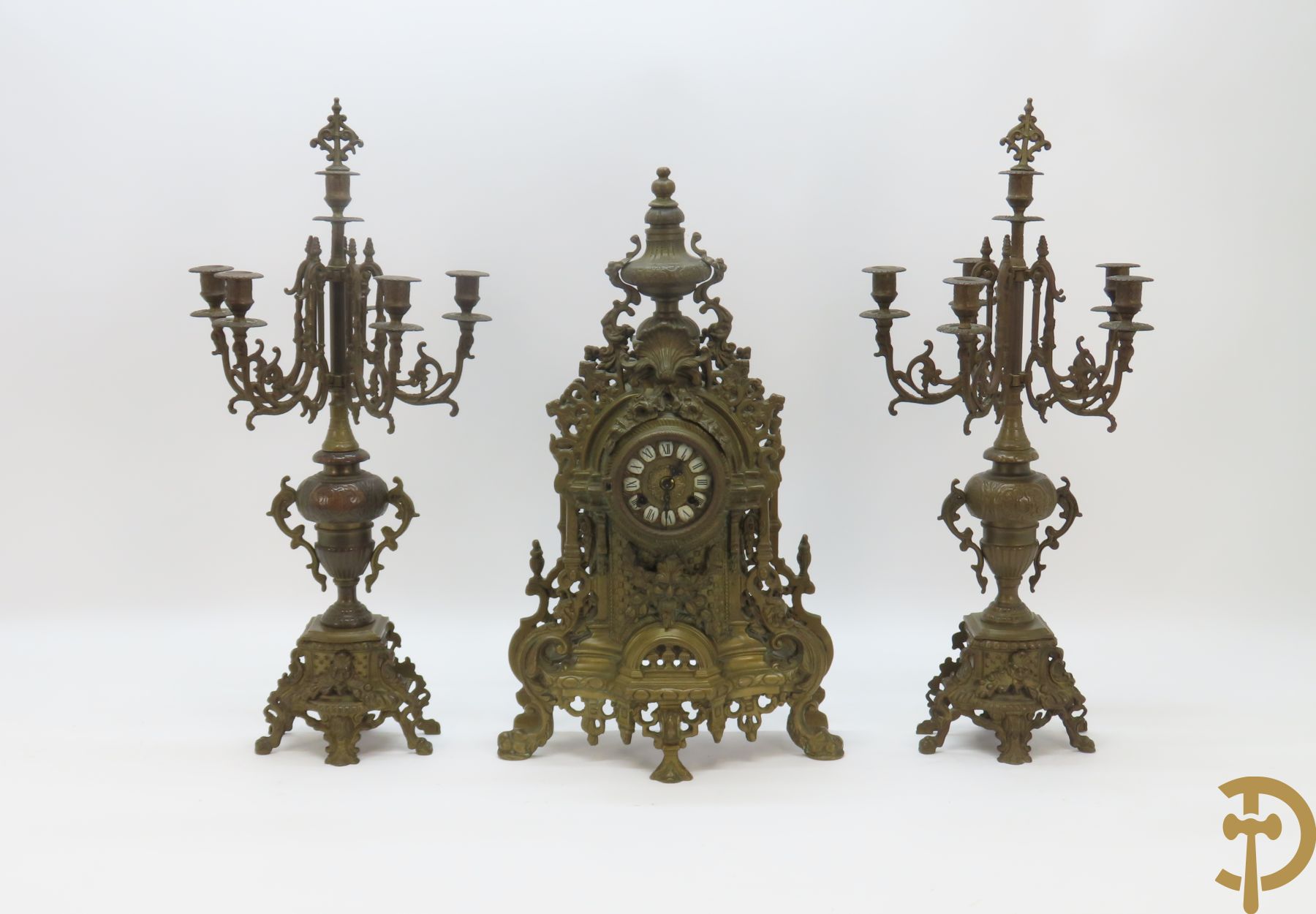 Driedelige koperen garnituur met guirlandes en rocaille, Neo Renaissance stijl