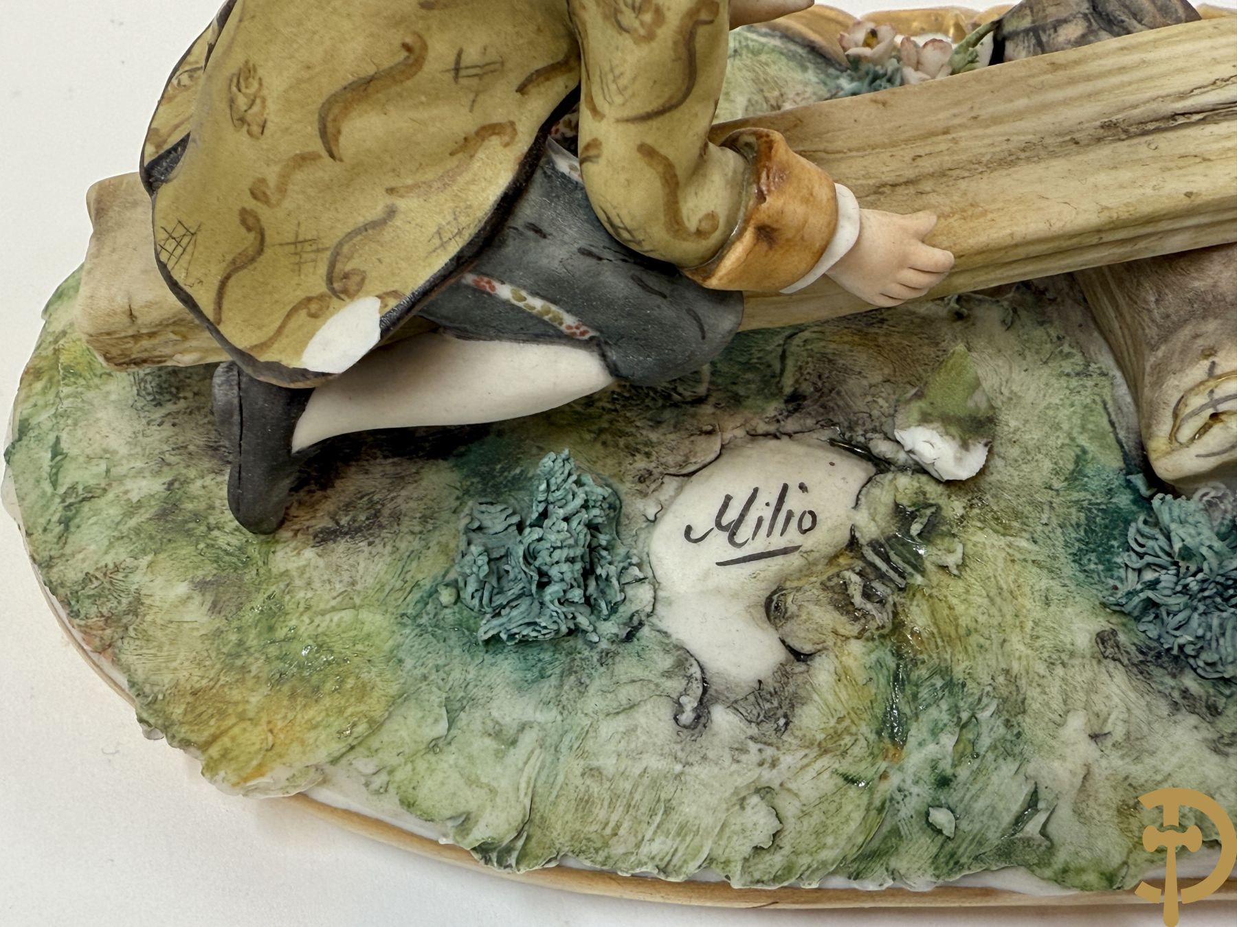 Twee grote Italiaanse groepen in 
gekleurde biscuit : jongens plukken appels - onderonsje aan tafel + 4 groepen in gekleurde Italiaanse biscuit