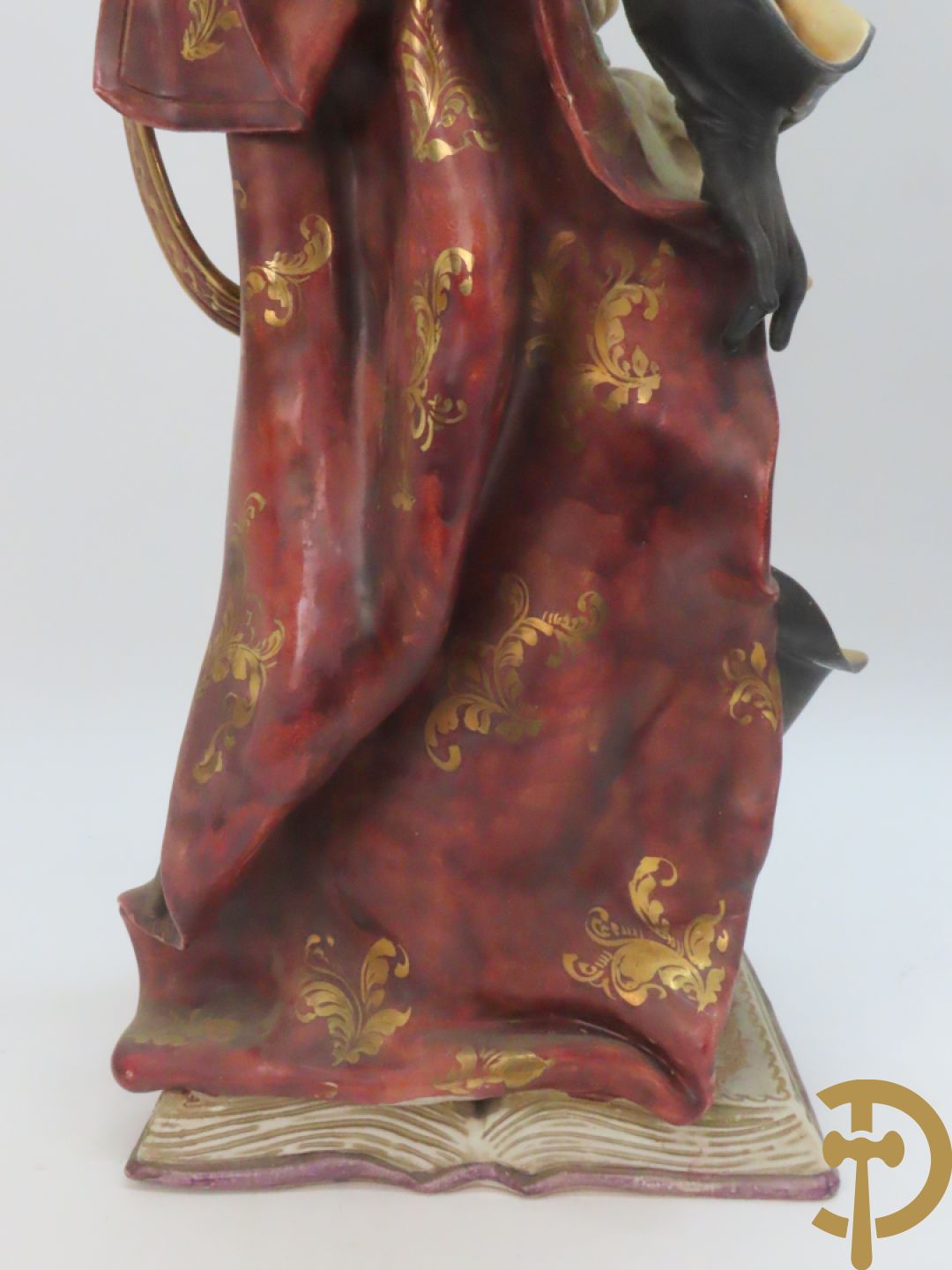 Twee Italiaanse beelden in meerkleurige faience, Cirano de Bergerac