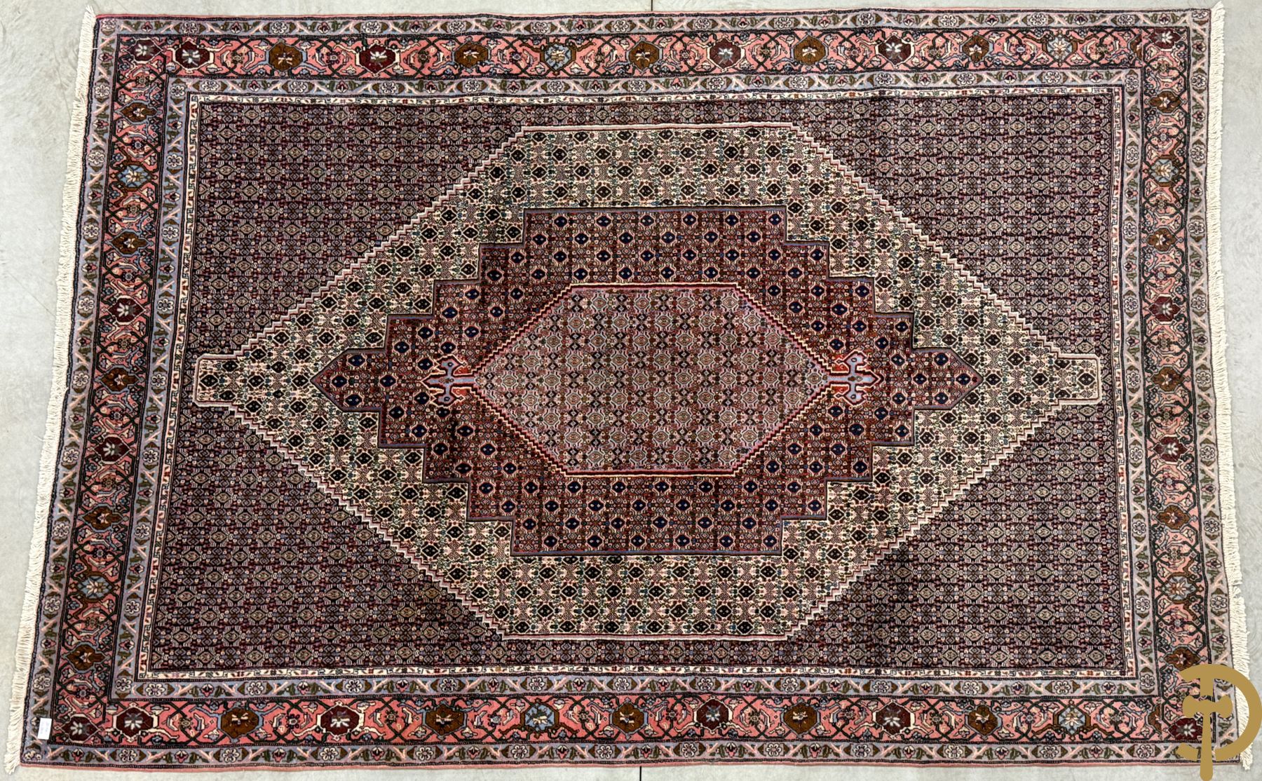 Oosters handgeknoopt tapijt met centraal trapeziumvormig decor