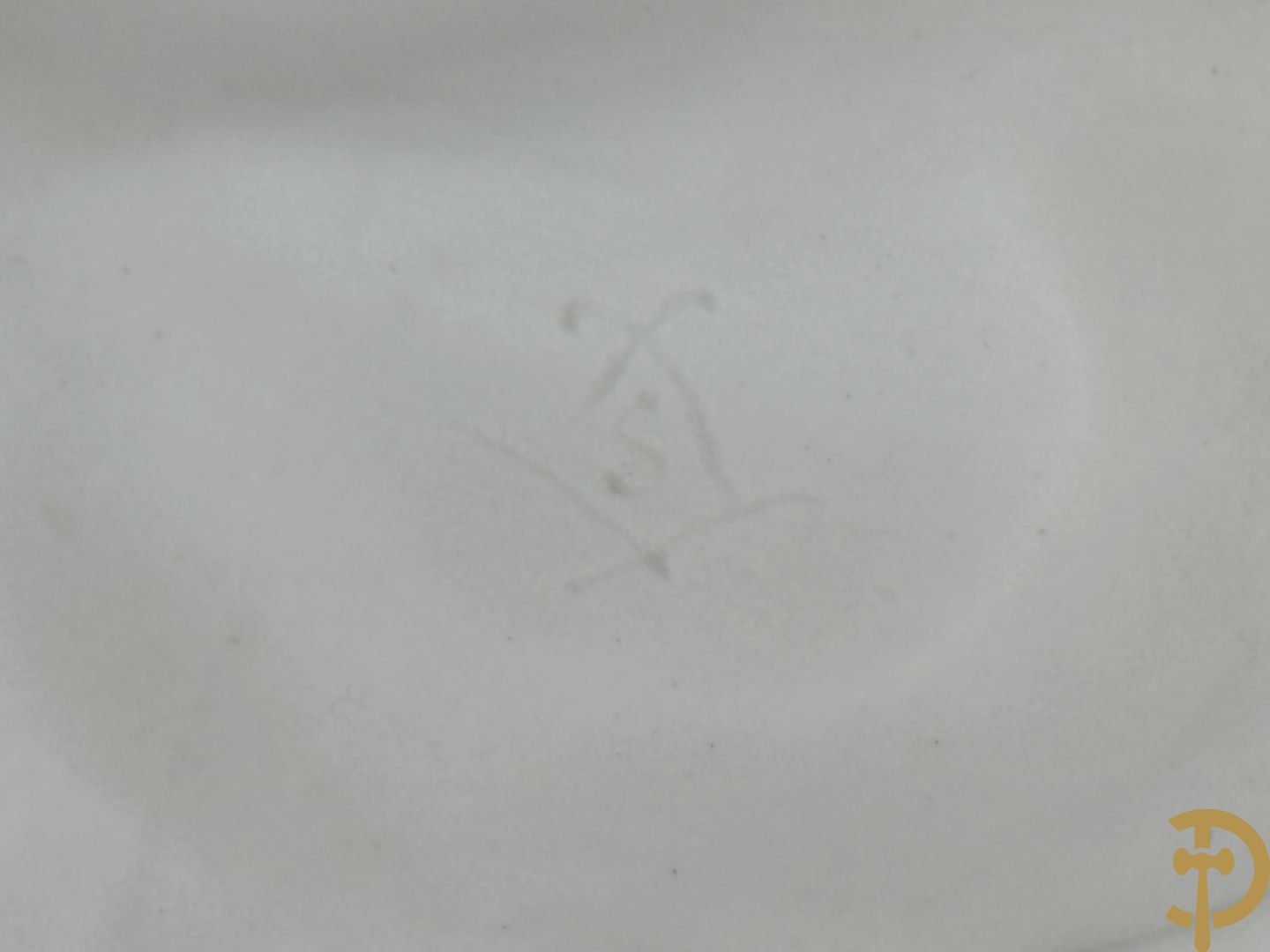 Boizet getekend, witte biscuit van Madonna met kind steunende op slang, gemerkt Sèvres, op vergulde sokkel