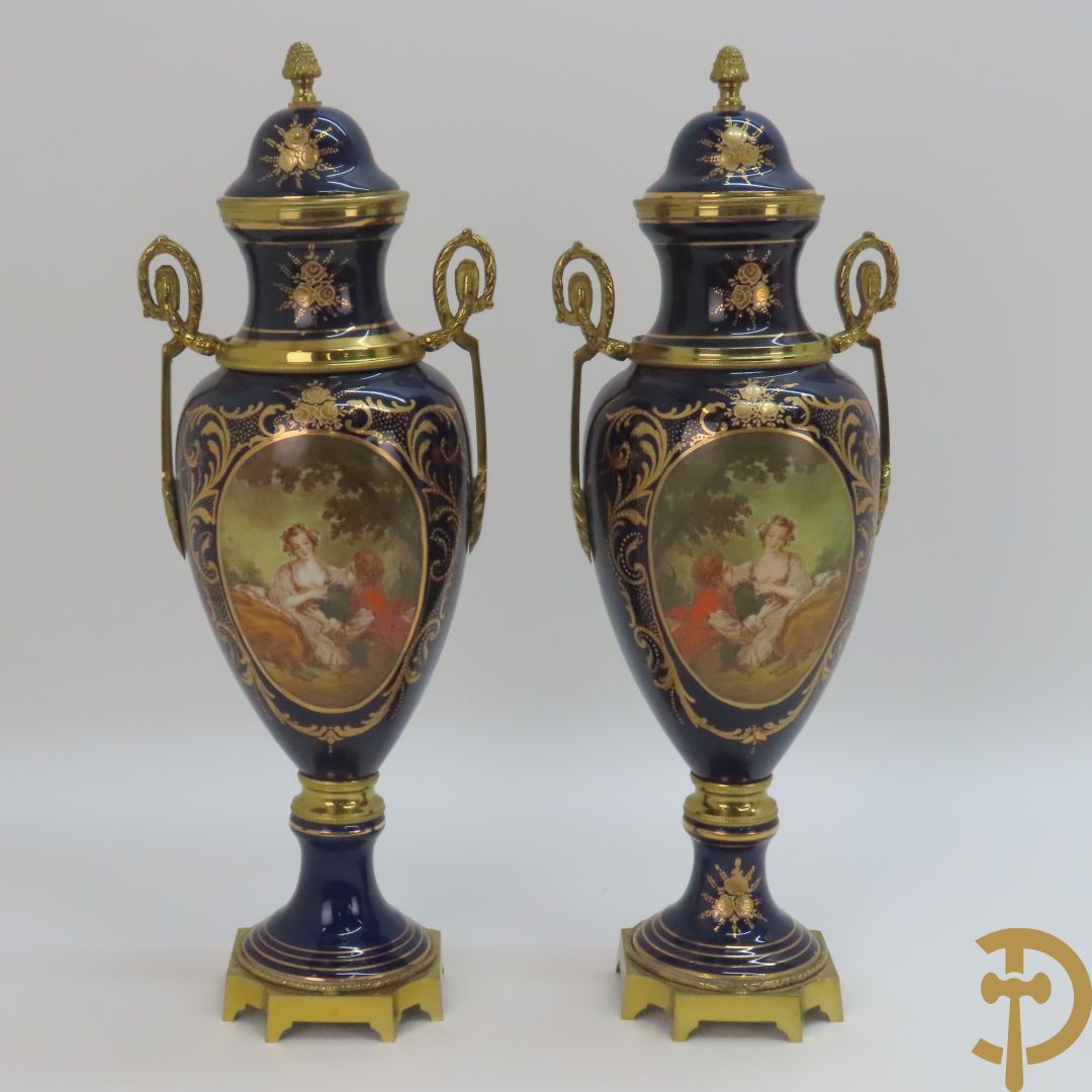 Paar kobaltblauwe dekselpotiches, Sèvres stijl