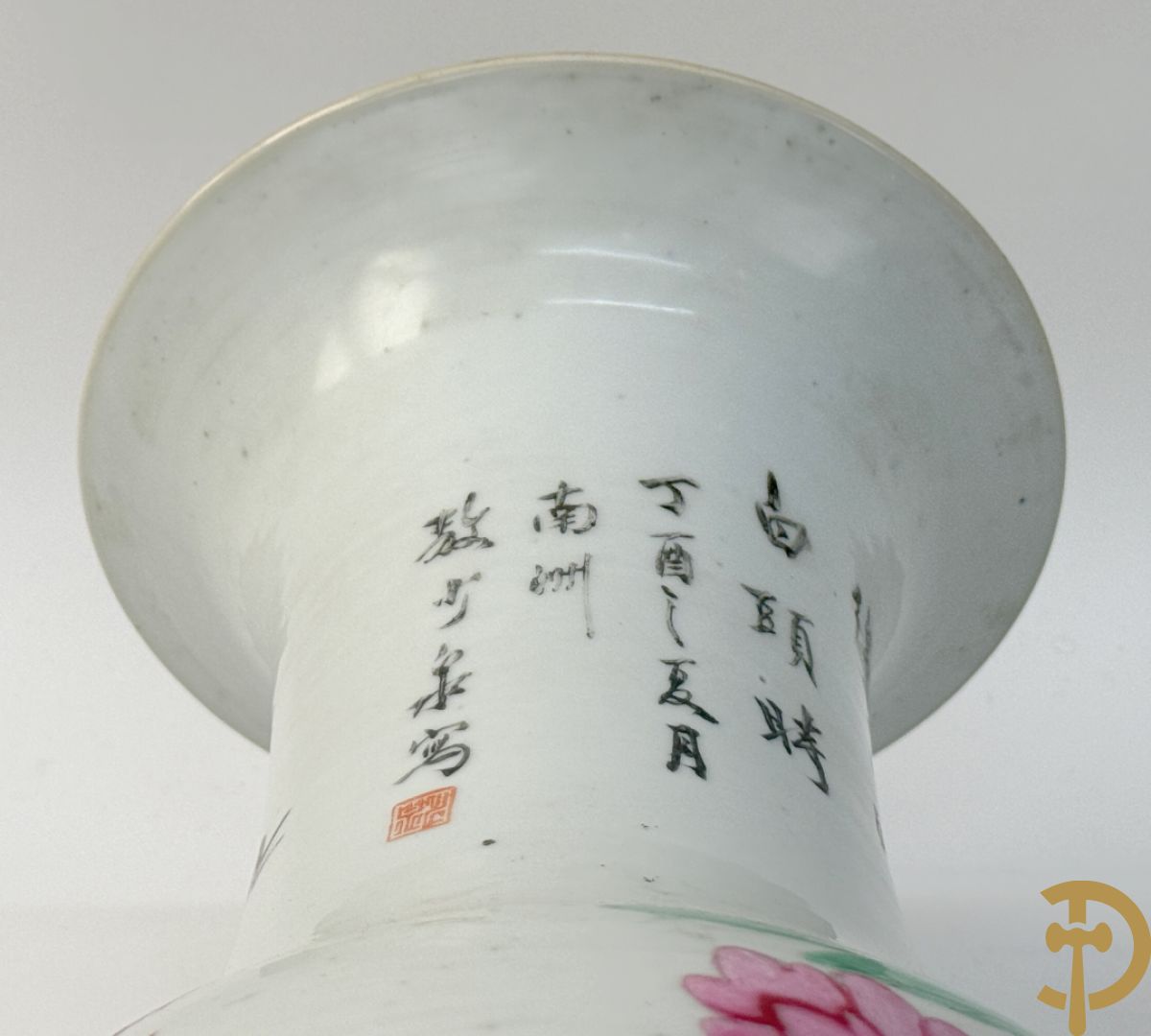 Paar Chinese porseleinen vazen met bloemen- en vogeldecor, achteraan getekend