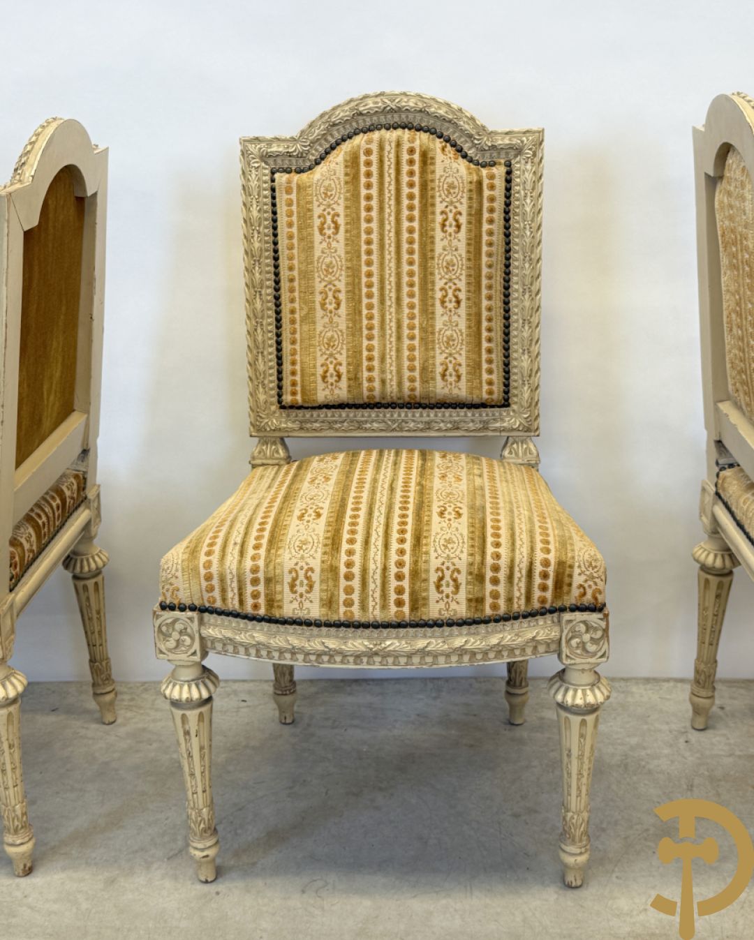 Gemonochromeerd salonensemble met gesculpteerde bladranken bestaande uit canapé, 2 armzetels en 3 stoelen