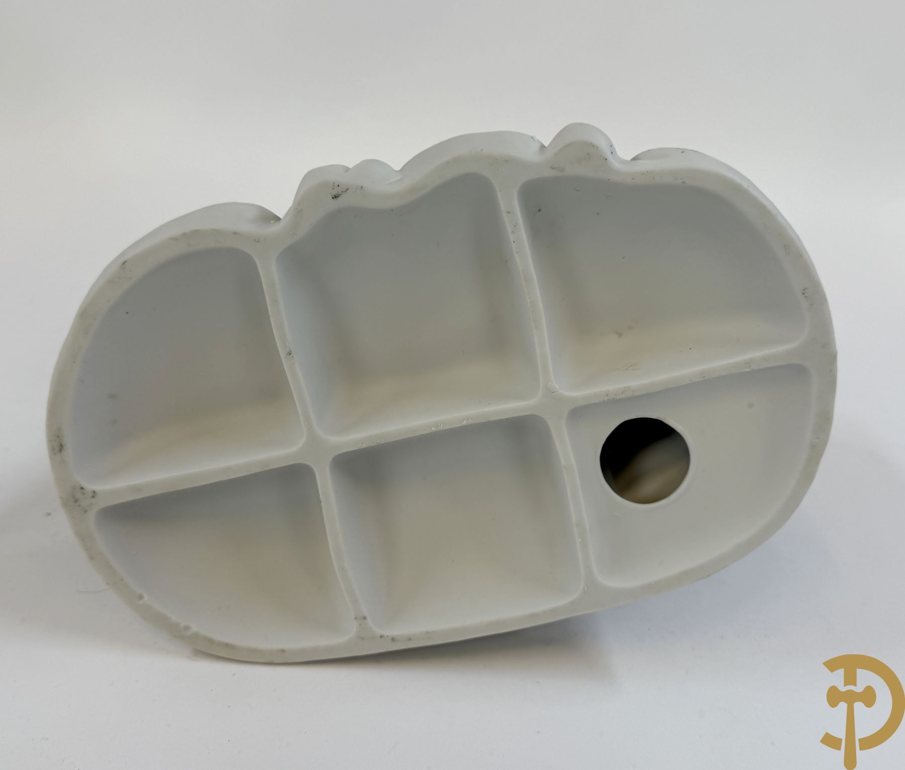 Italiaanse biscuitgroepen w.o. grote groep met 2 liggende naakte dames met zwaan, jongeman op rots, vioolspeler met edeldame, dame met kanten jurk en kinderen + Armani G. getekend 