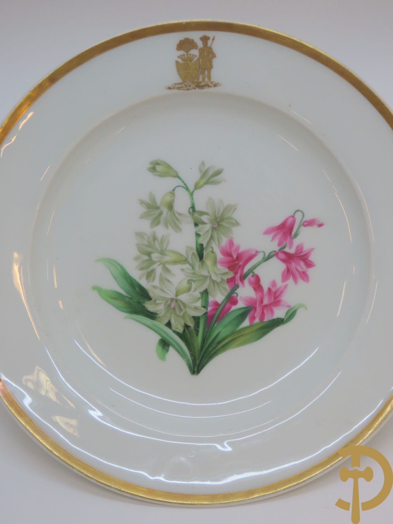 Zes porseleinen borden onder gemerkt met zwaarden / Meissen : 1 bord met stadstafereel, 1 verlucht bord met drakendecor, 1 bord met vogeldecor, 1 met bloemen en 2 met bloemendecor omgeven door vergulde rand