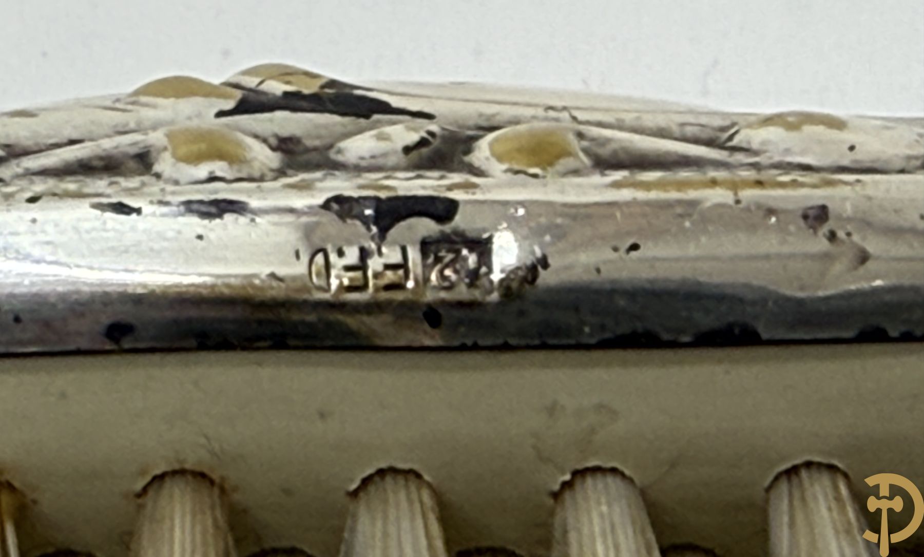 Notelaren box met bronzen ornamenten bezet + verzilverde opschikspiegel en borstelset met rocailles