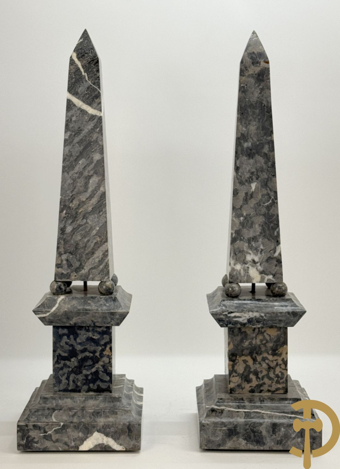 Paar marmeren obelisken