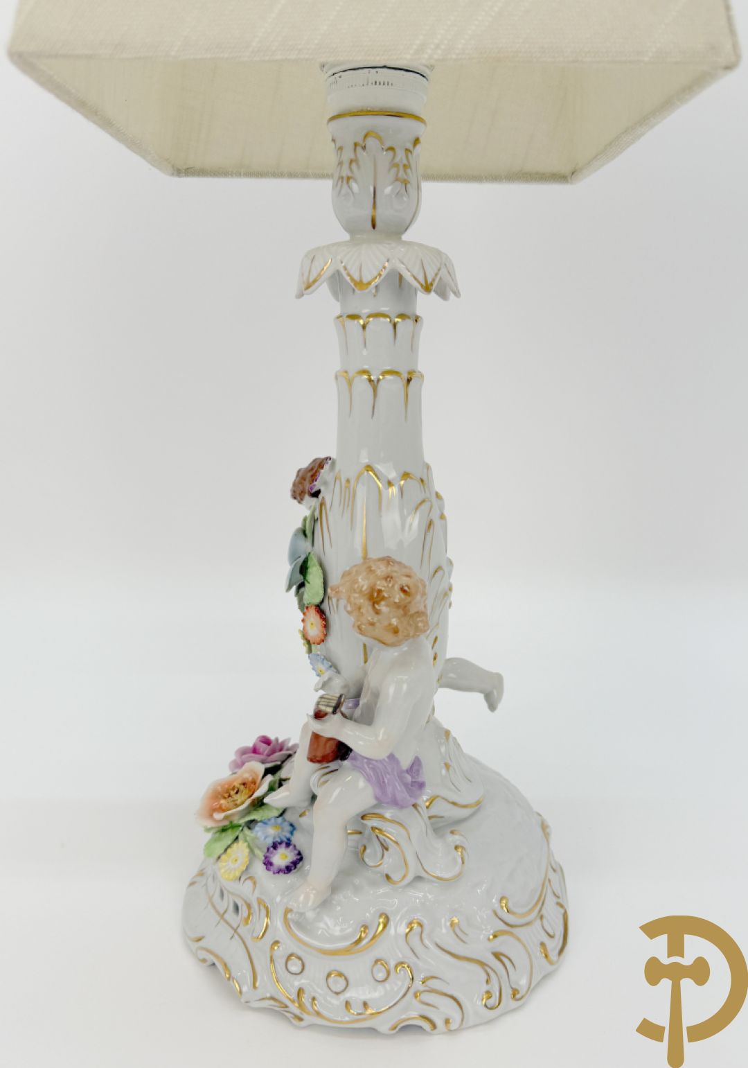 Porseleinen vijfarmige kandelaar met 2 cupido